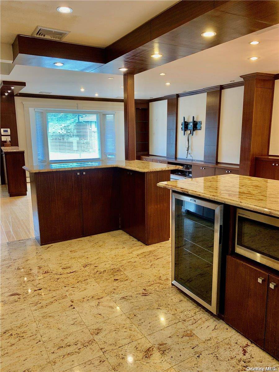 3 Bedroom Home for Sale in Jericho - New York - USA - 5