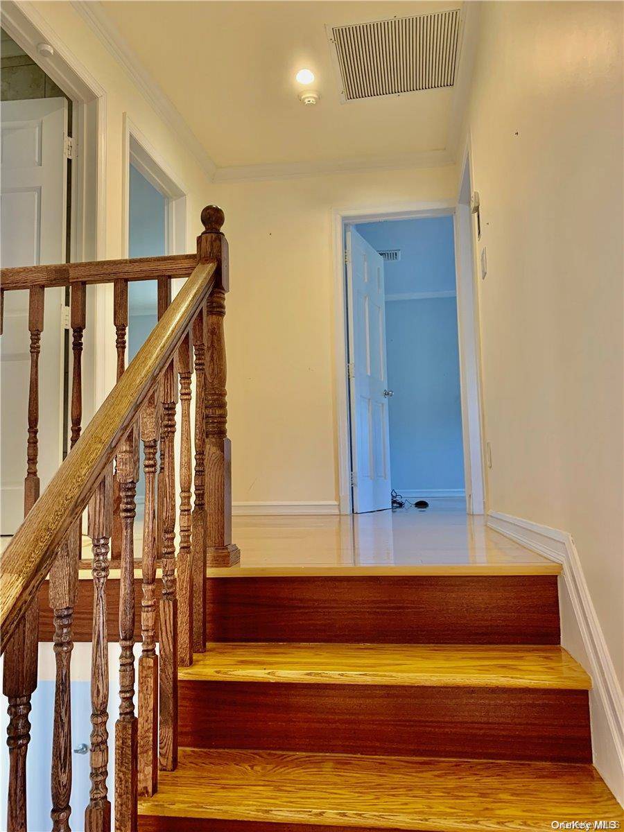 3 Bedroom Home for Sale in Jericho - New York - USA - 6