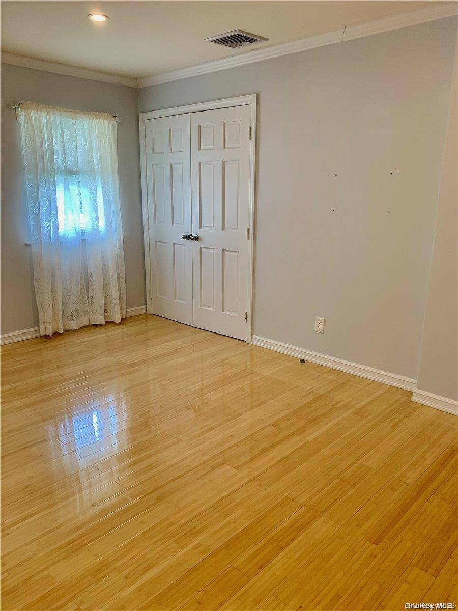 3 Bedroom Home for Sale in Jericho - New York - USA - 7