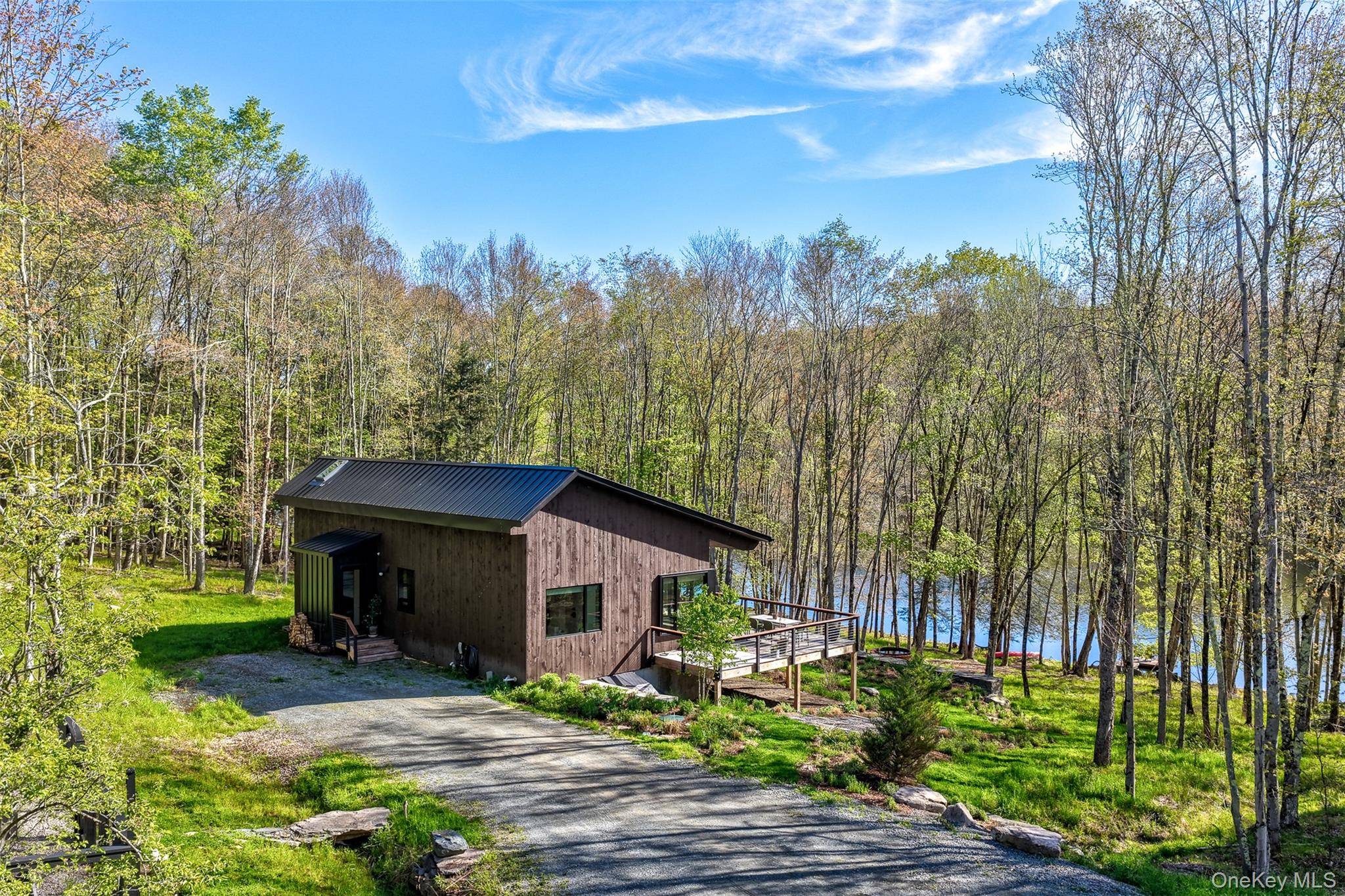 Casa de 3 Dormitorios en Venta en Kenoza Lake - Nueva York - EE. UU. - 1