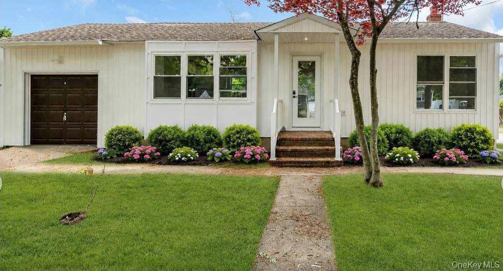 Casa de 3 Dormitorios en Venta en Lake Grove - Nueva York - EE. UU. - 1