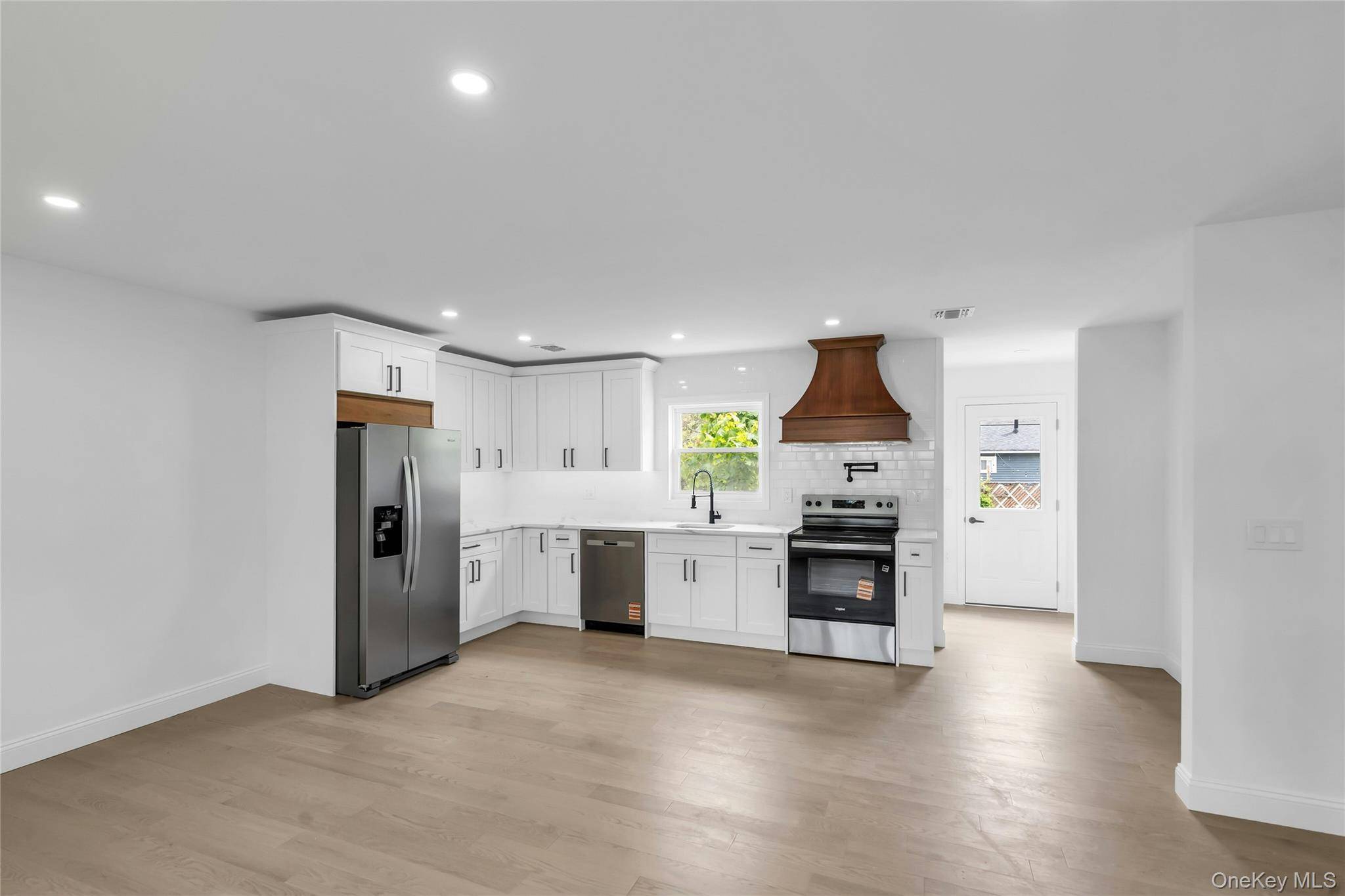 Casa de 3 Dormitorios en Venta en Lake Grove - Nueva York - EE. UU. - 2