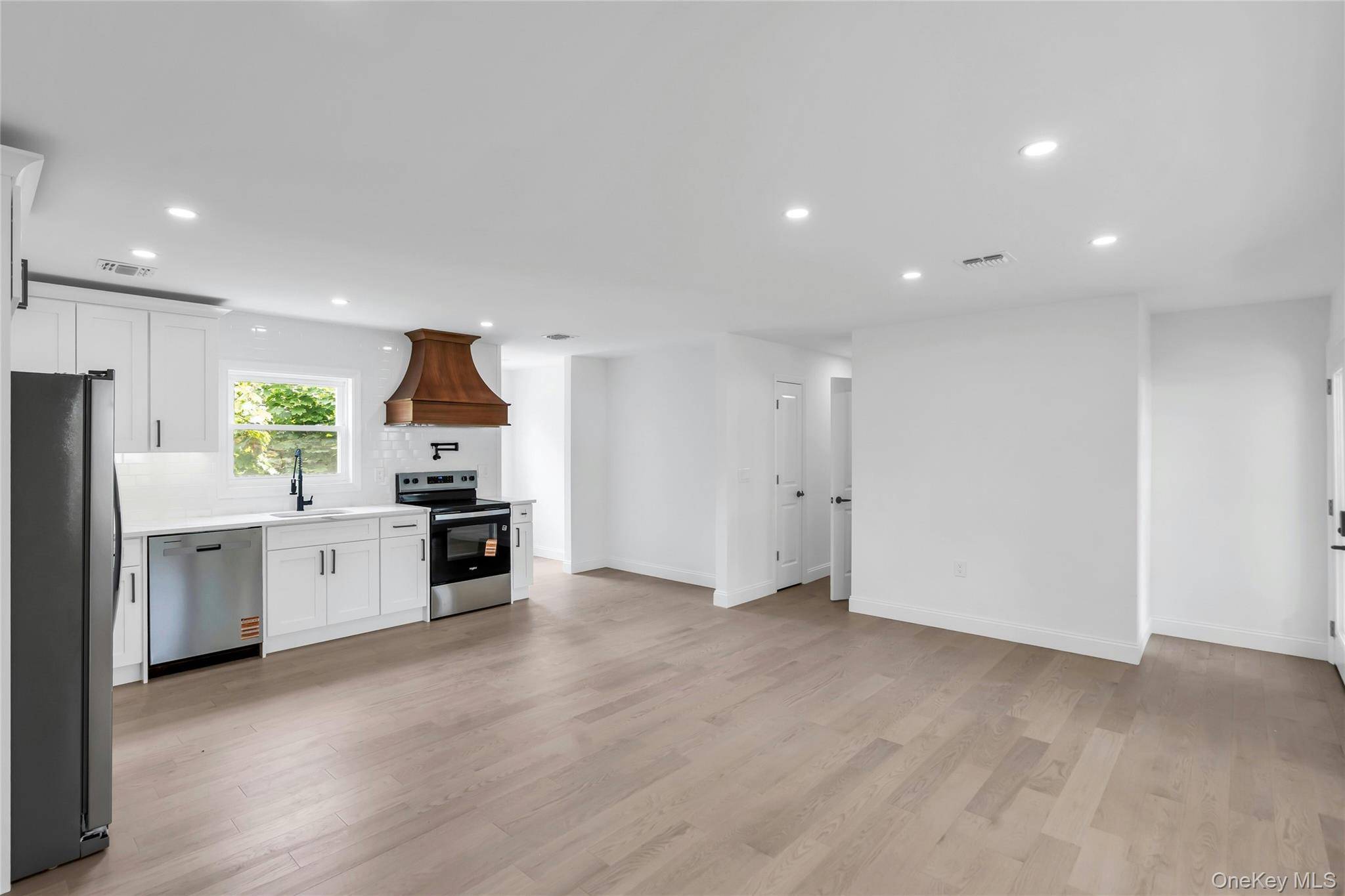 Casa de 3 Dormitorios en Venta en Lake Grove - Nueva York - EE. UU. - 3