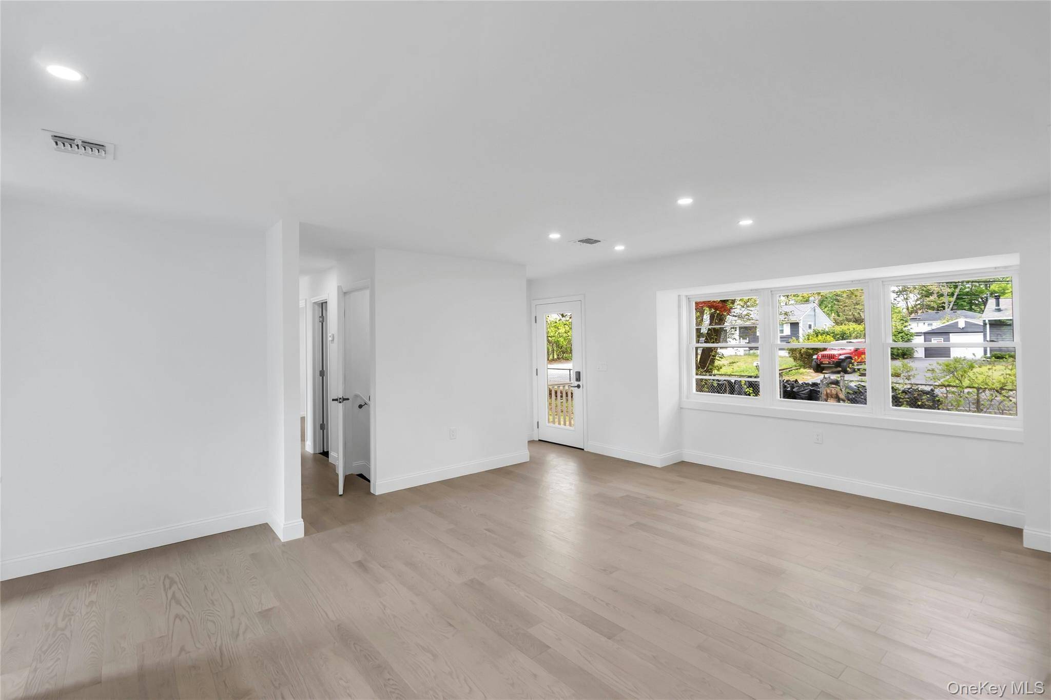 Casa de 3 Dormitorios en Venta en Lake Grove - Nueva York - EE. UU. - 4
