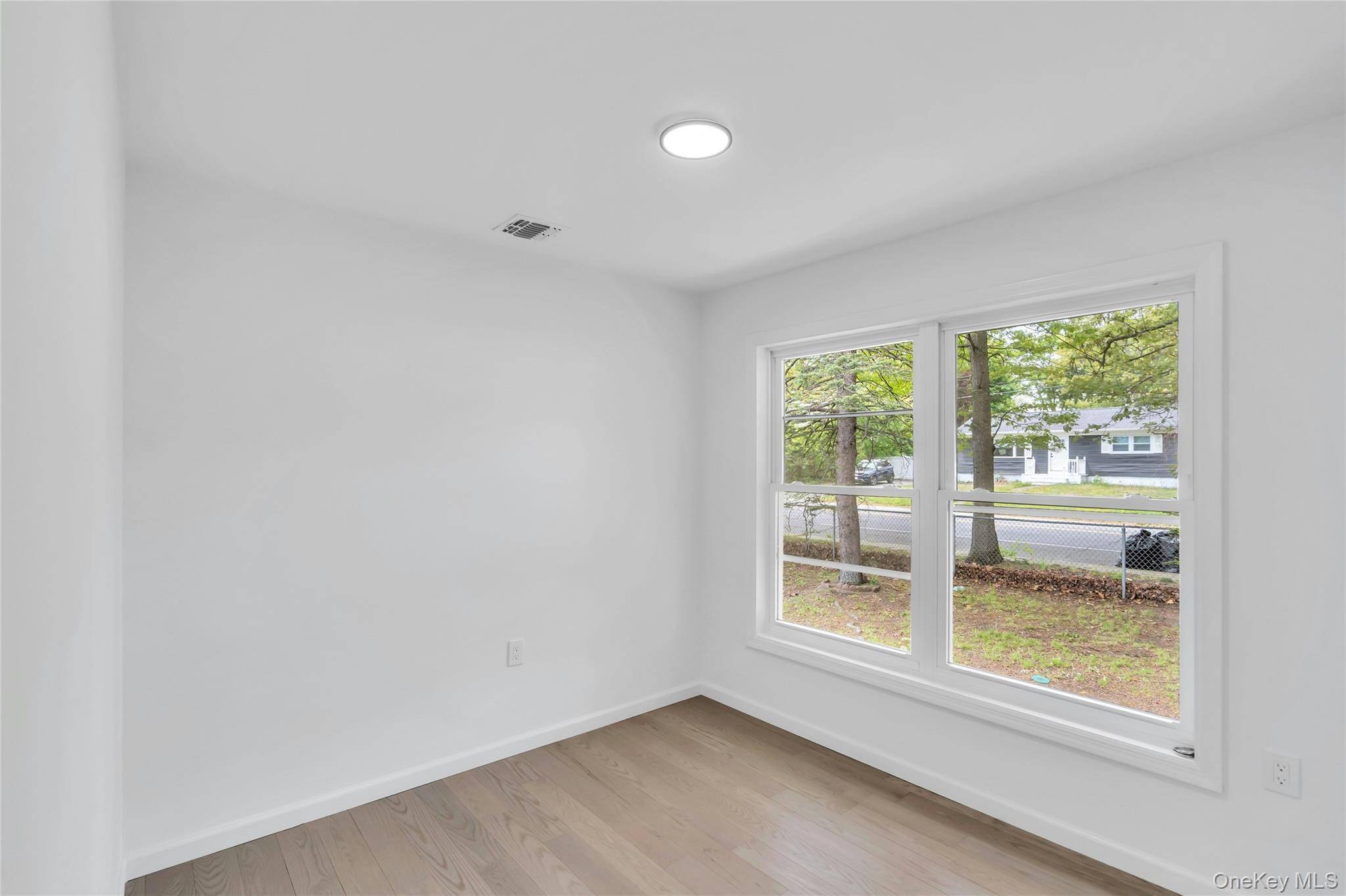 Casa de 3 Dormitorios en Venta en Lake Grove - Nueva York - EE. UU. - 5