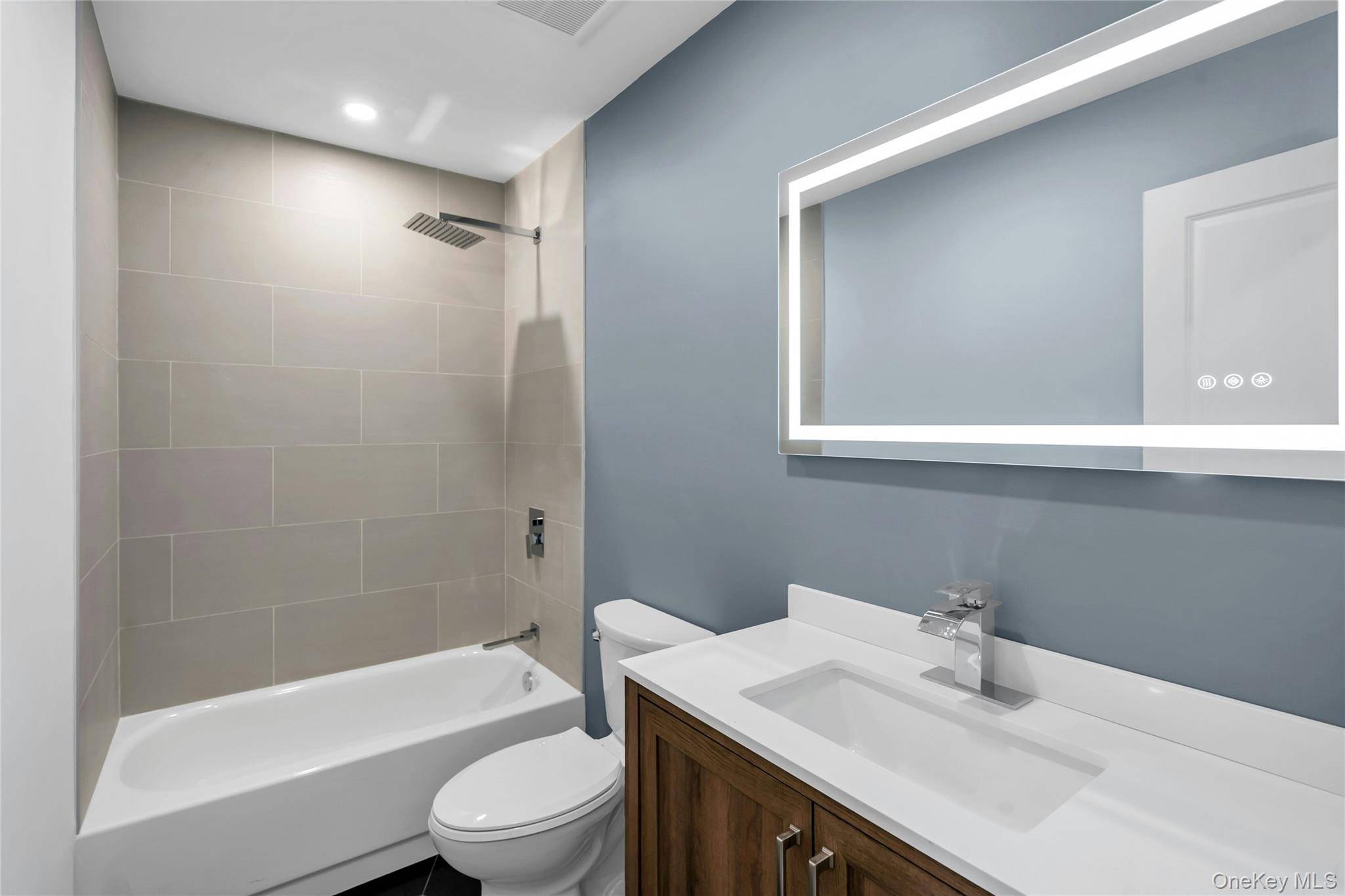 Casa de 3 Dormitorios en Venta en Lake Grove - Nueva York - EE. UU. - 7