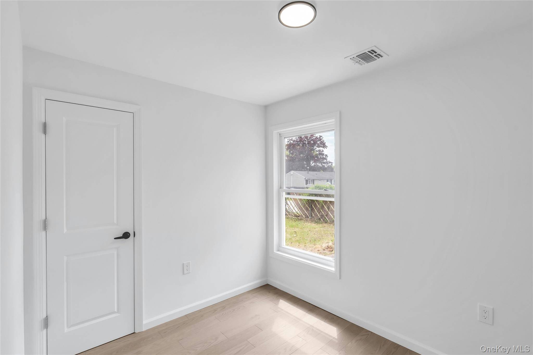 Casa de 3 Dormitorios en Venta en Lake Grove - Nueva York - EE. UU. - 8