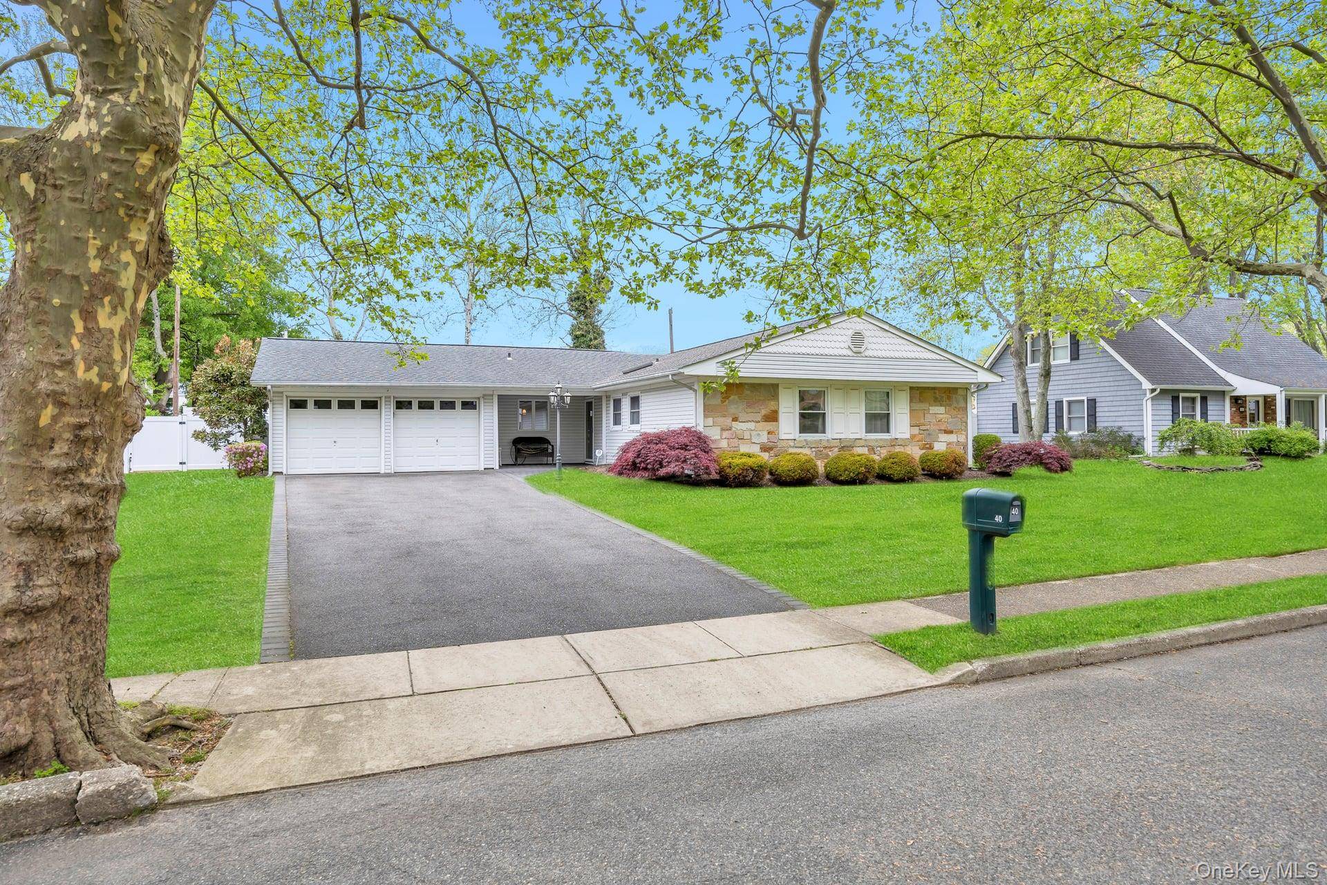 Casa de 3 Dormitorios en Venta en Lake Grove - Nueva York - EE. UU. - 1