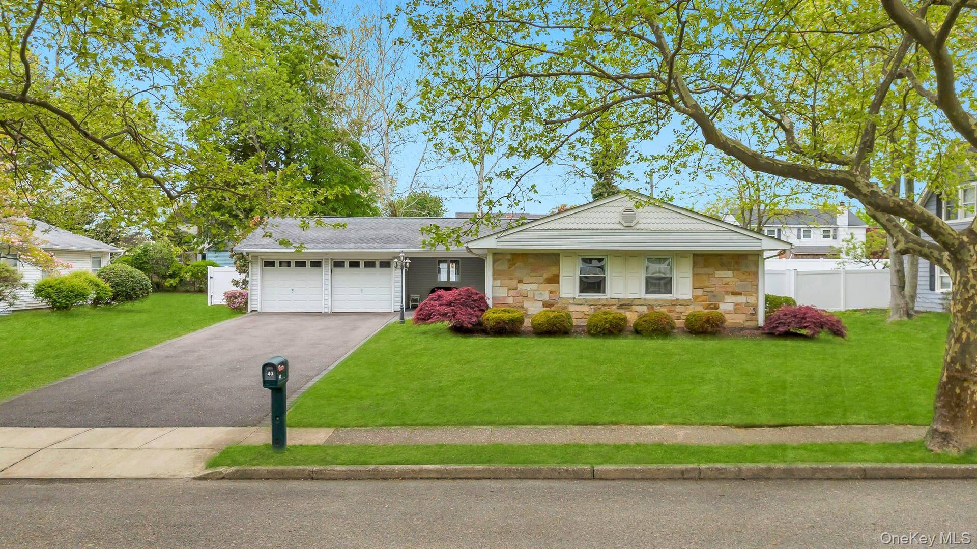 Casa de 3 Dormitorios en Venta en Lake Grove - Nueva York - EE. UU. - 2