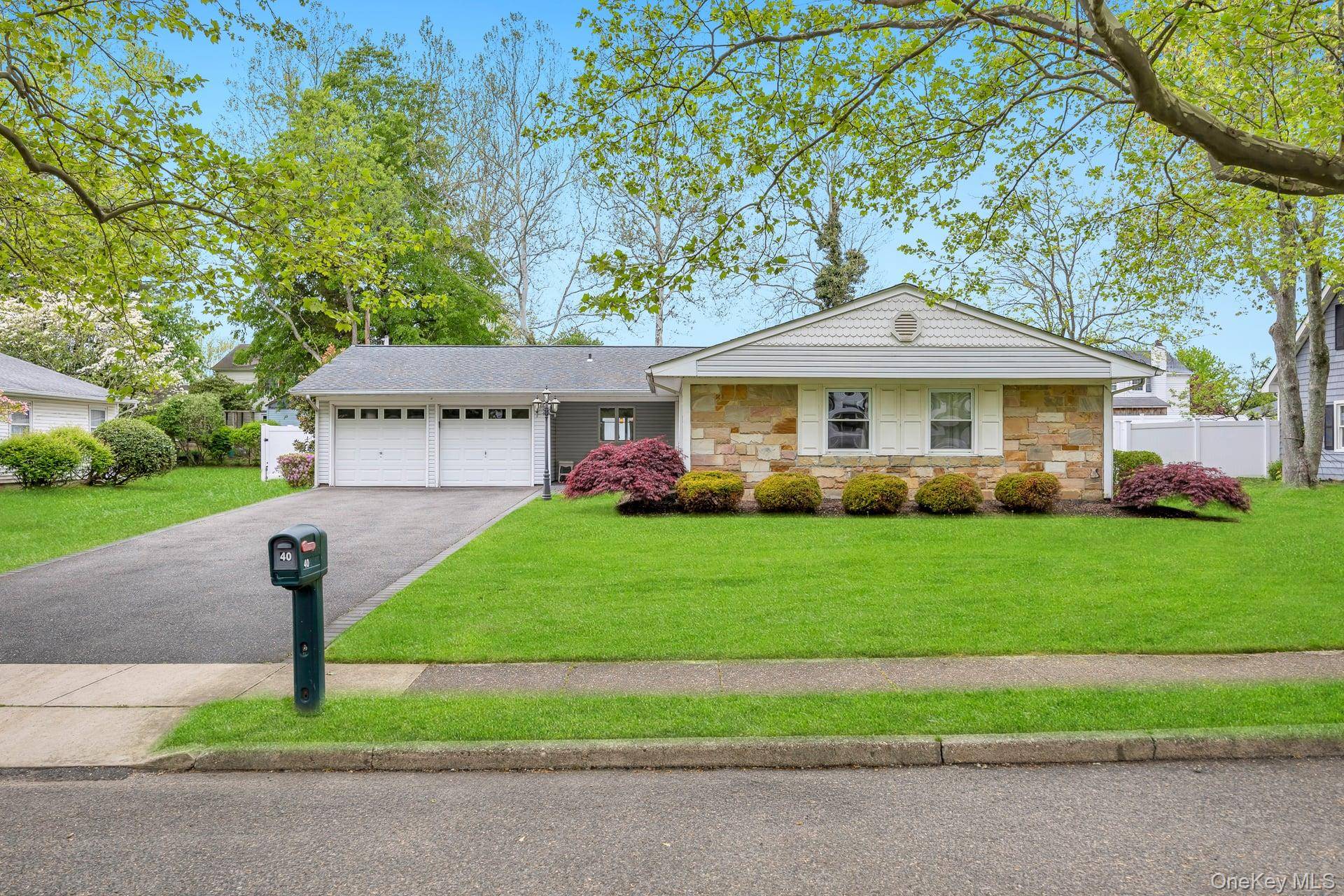 Casa de 3 Dormitorios en Venta en Lake Grove - Nueva York - EE. UU. - 3