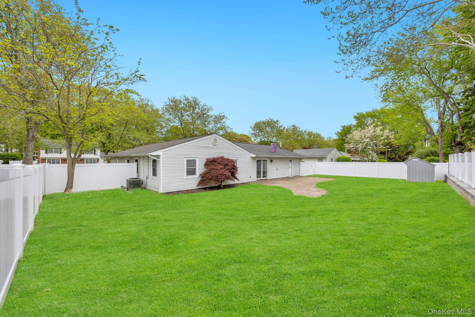 Casa de 3 Dormitorios en Venta en Lake Grove - Nueva York - EE. UU. - 8