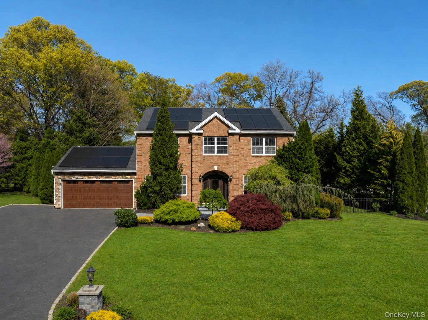 Casa de 3 Dormitorios en Venta en Lake Grove - Nueva York - EE. UU. - 1