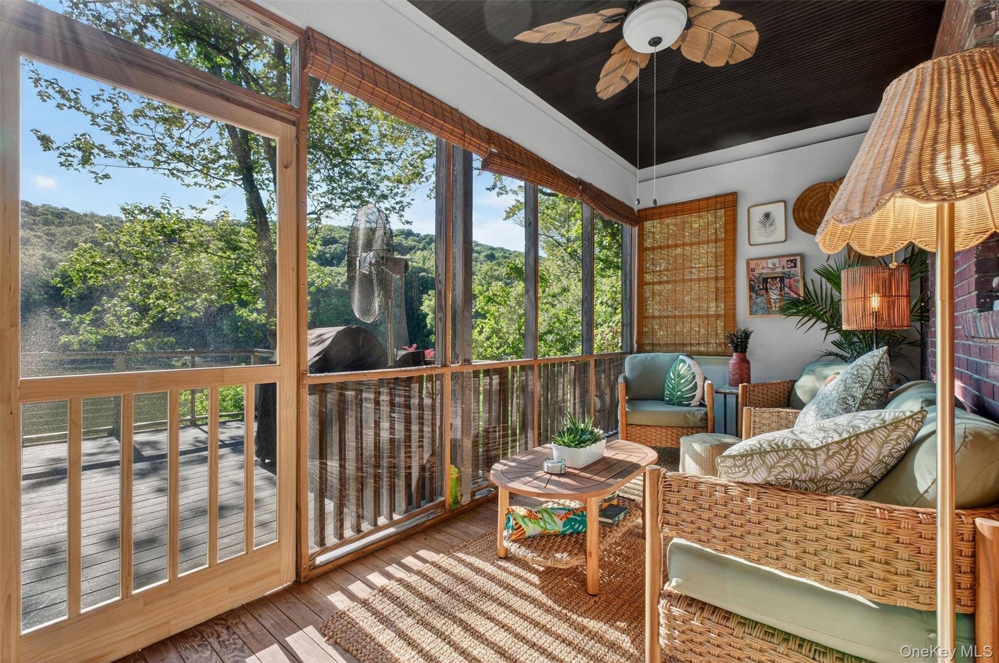 Casa com 3 Quartos à Venda em Lake Peekskill - Nova Iorque - EUA - 1