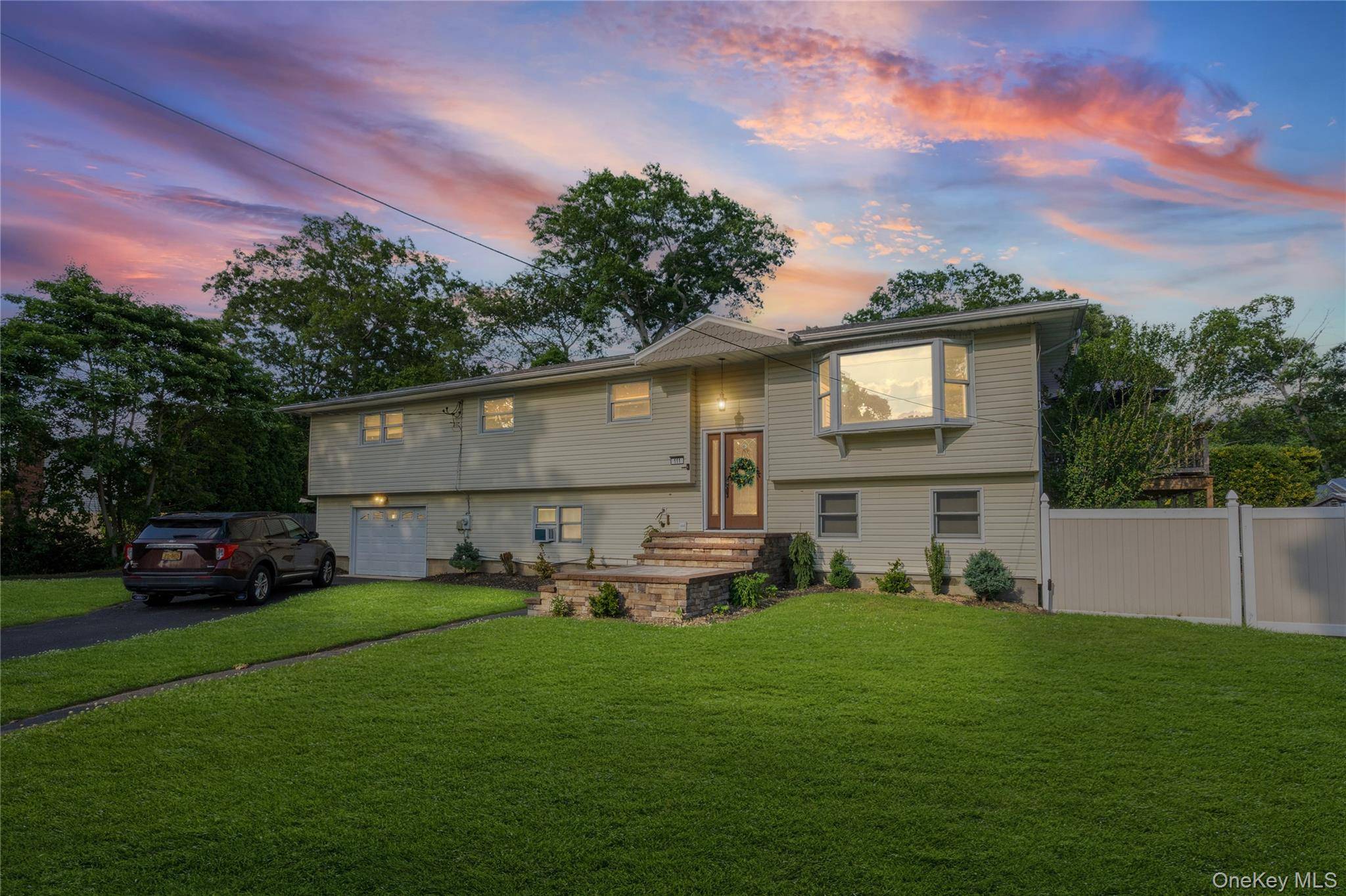 Maison de 3 Chambres à Vendre à Lake Ronkonkoma, New York, États-Unis - 1
