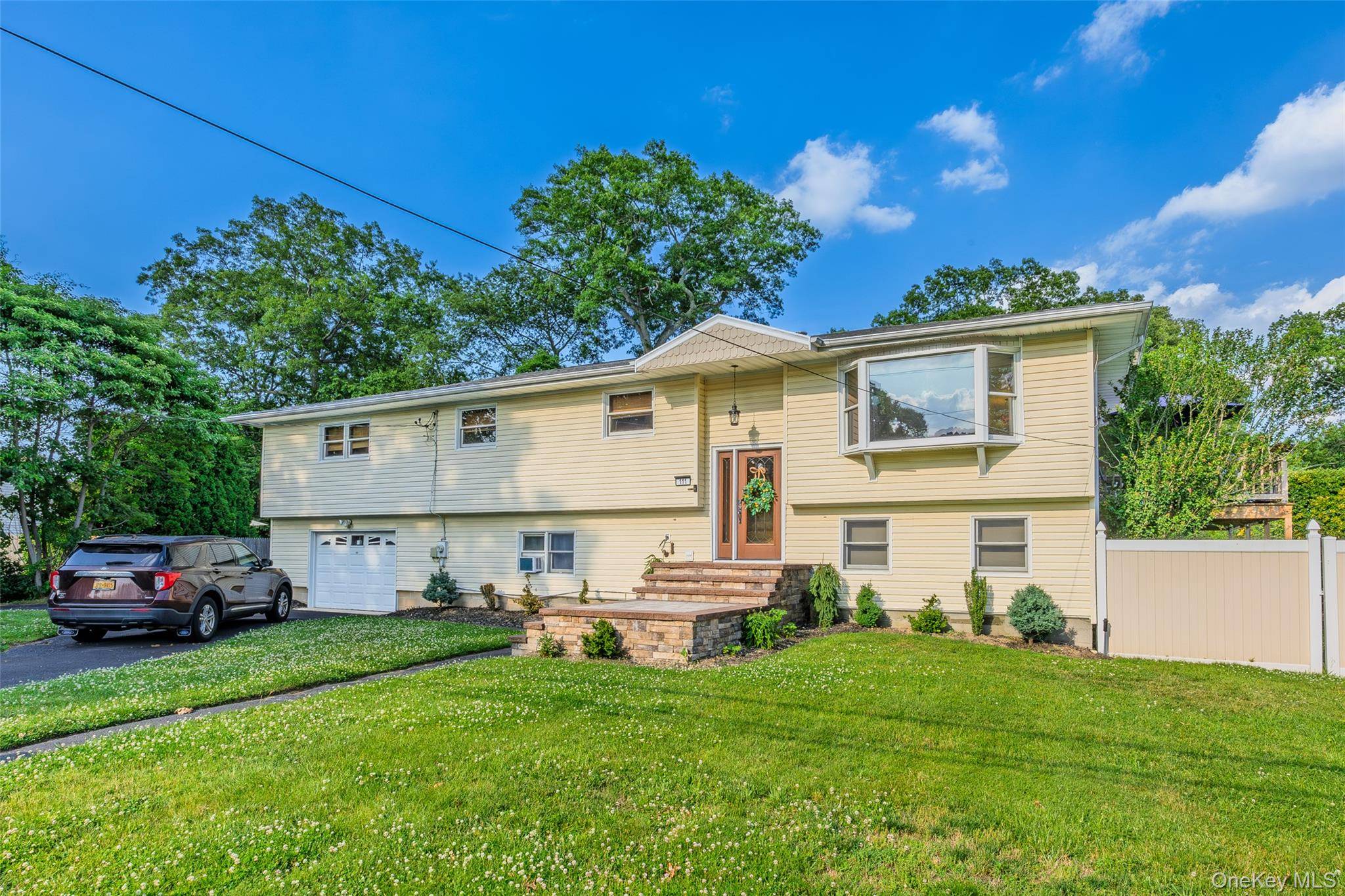 Maison de 3 Chambres à Vendre à Lake Ronkonkoma, New York, États-Unis - 2