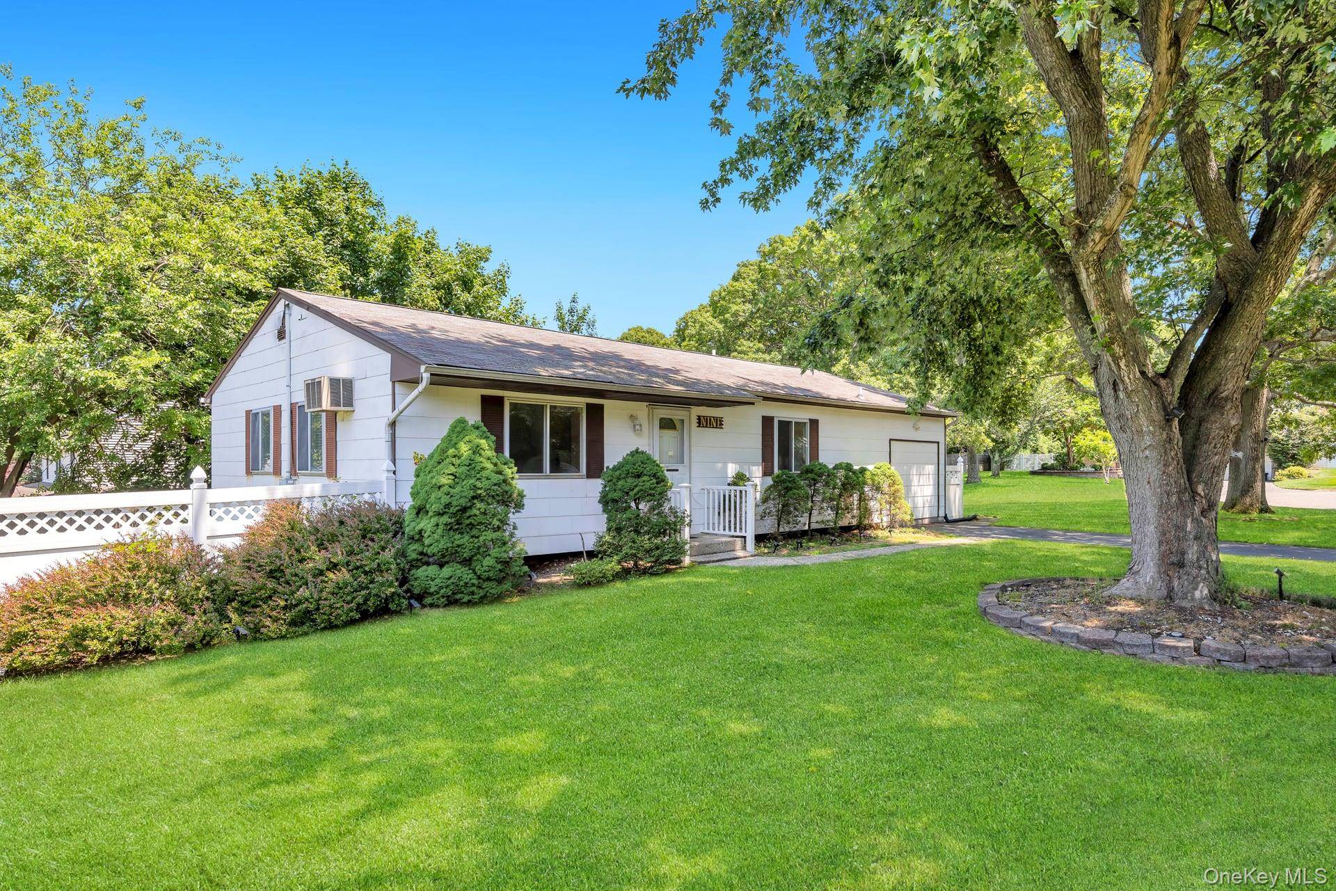Maison de 3 Chambres à Vendre à Lake Ronkonkoma, New York, États-Unis - 2