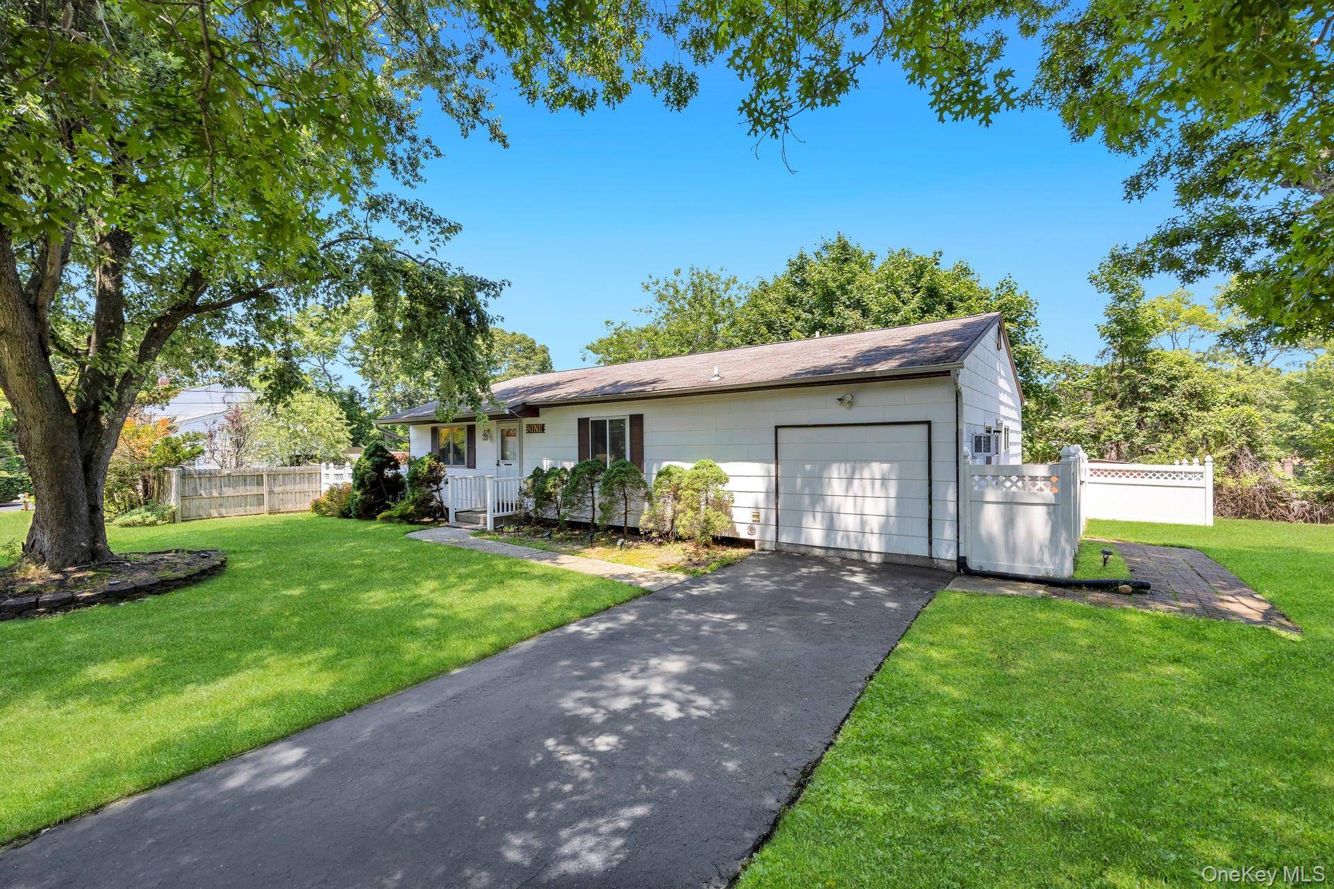 Maison de 3 Chambres à Vendre à Lake Ronkonkoma, New York, États-Unis - 3