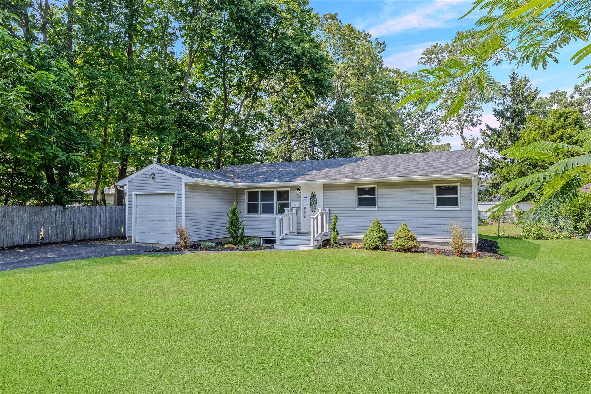 Maison de 3 Chambres à Vendre à Lake Ronkonkoma, New York, États-Unis - 1