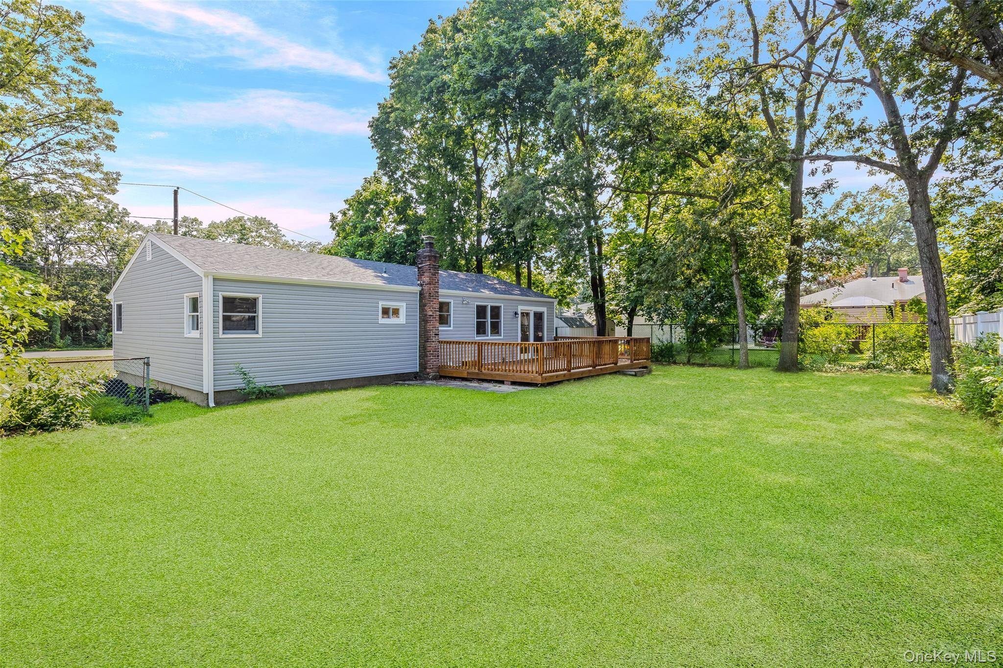 Maison de 3 Chambres à Vendre à Lake Ronkonkoma, New York, États-Unis - 2