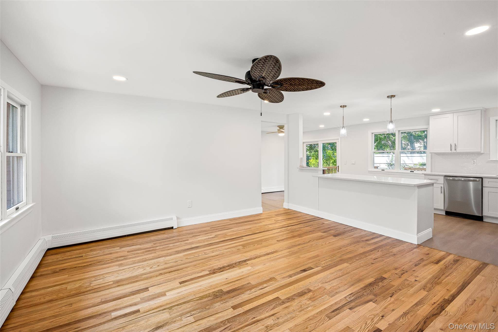 Maison de 3 Chambres à Vendre à Lake Ronkonkoma, New York, États-Unis - 4