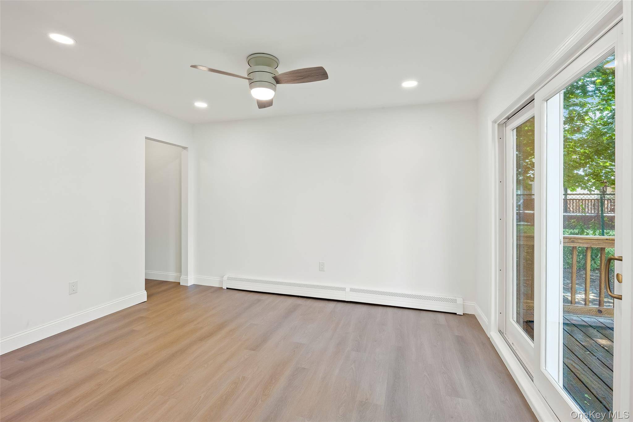 Maison de 3 Chambres à Vendre à Lake Ronkonkoma, New York, États-Unis - 8