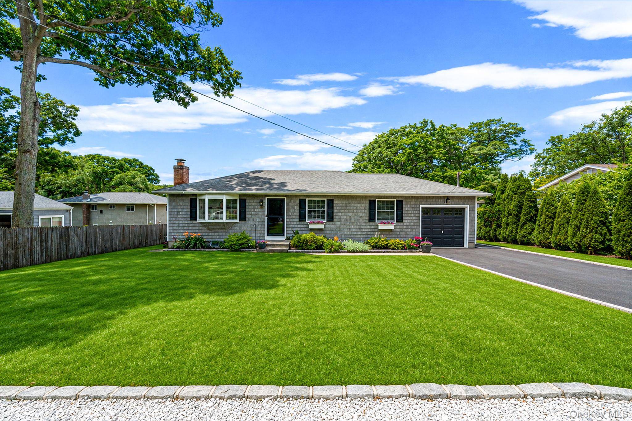 Maison de 3 Chambres à Vendre à Lake Ronkonkoma, New York, États-Unis - 1