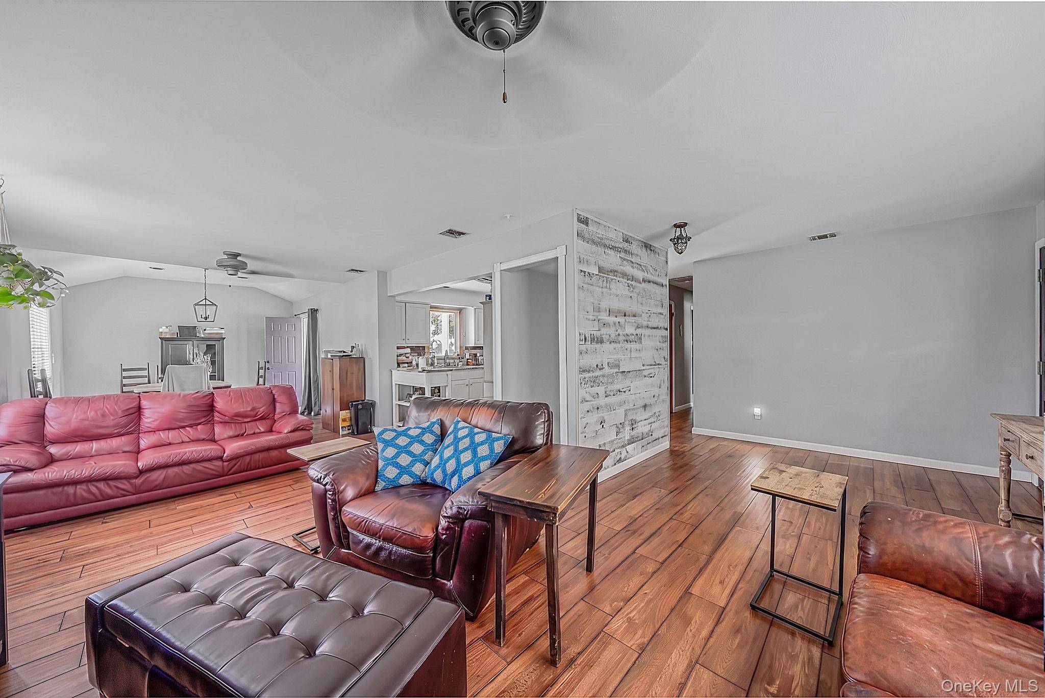 Maison de 3 Chambres à Vendre à Lake Ronkonkoma, New York, États-Unis - 4