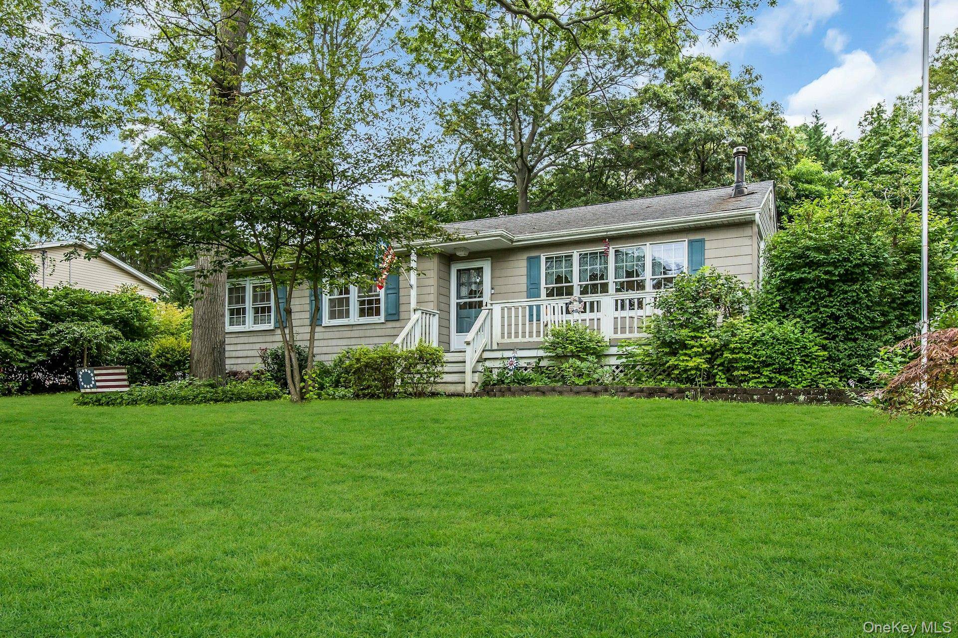 Maison de 3 Chambres à Vendre à Lake Ronkonkoma, New York, États-Unis - 1