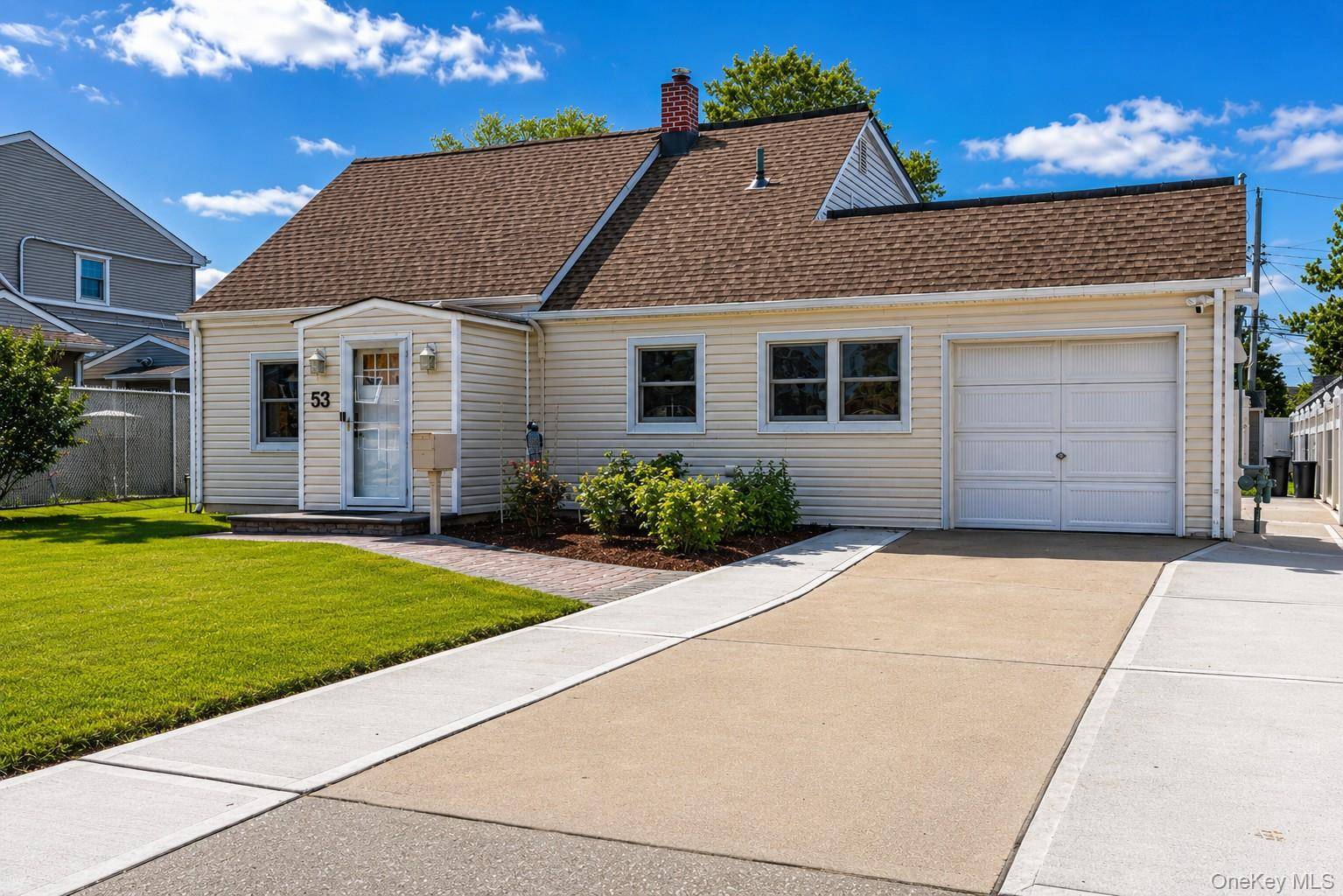 Casa com 3 Quartos à Venda em Levittown - Nova Iorque - EUA - 1