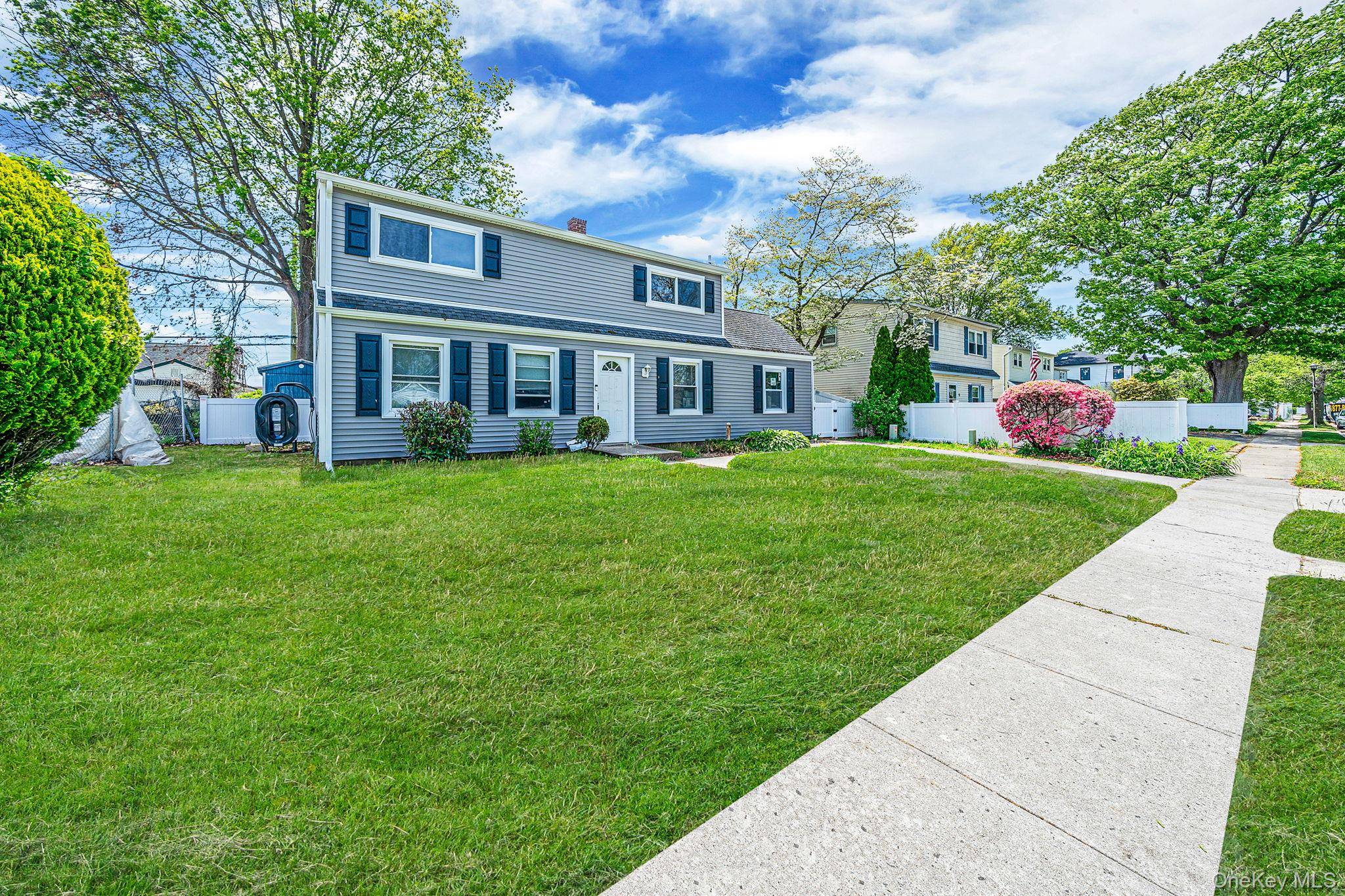 Casa com 3 Quartos à Venda em Levittown - Nova Iorque - EUA - 1
