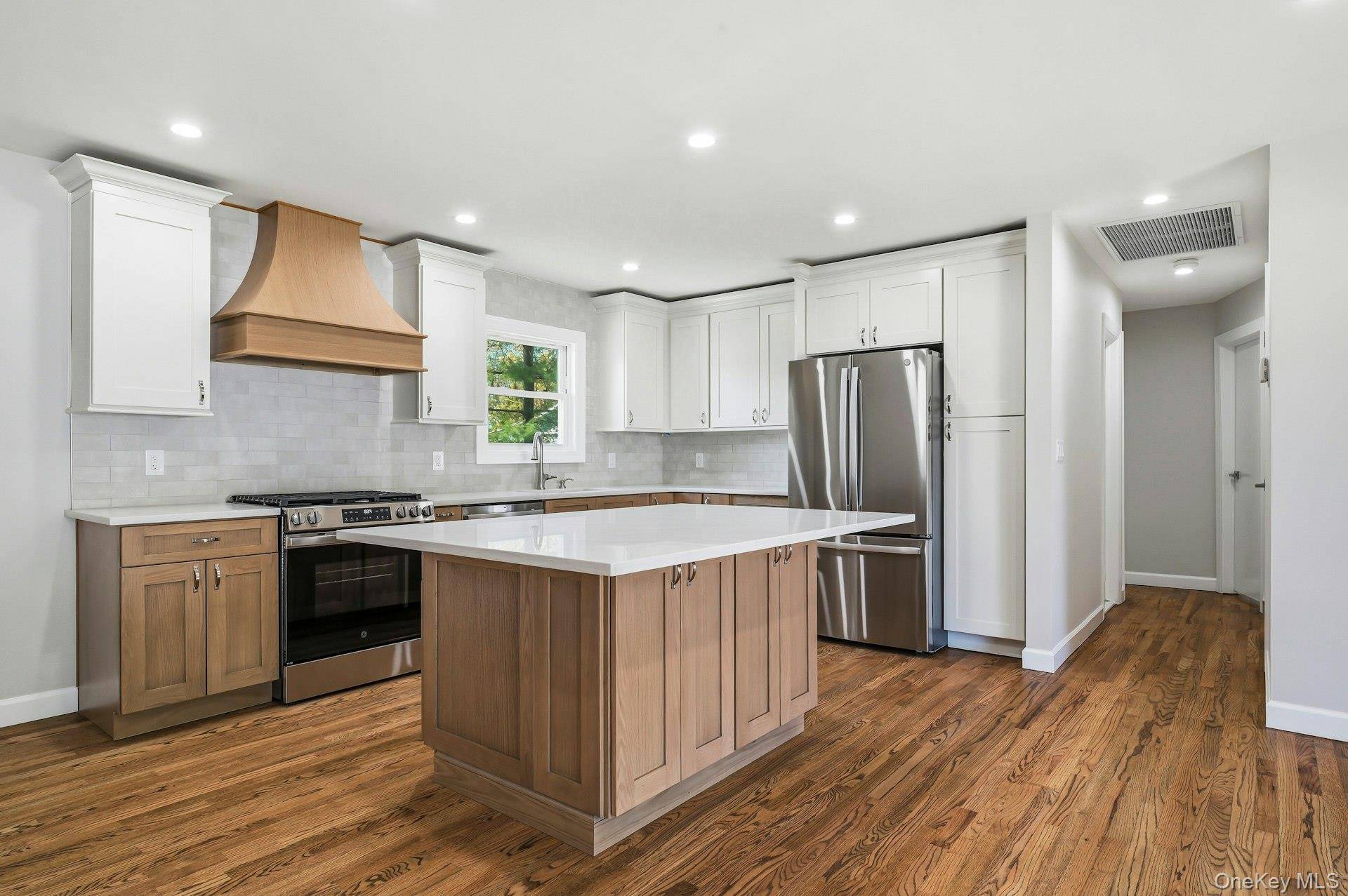 Casa com 3 Quartos à Venda em Lindenhurst - Nova Iorque - EUA - 1
