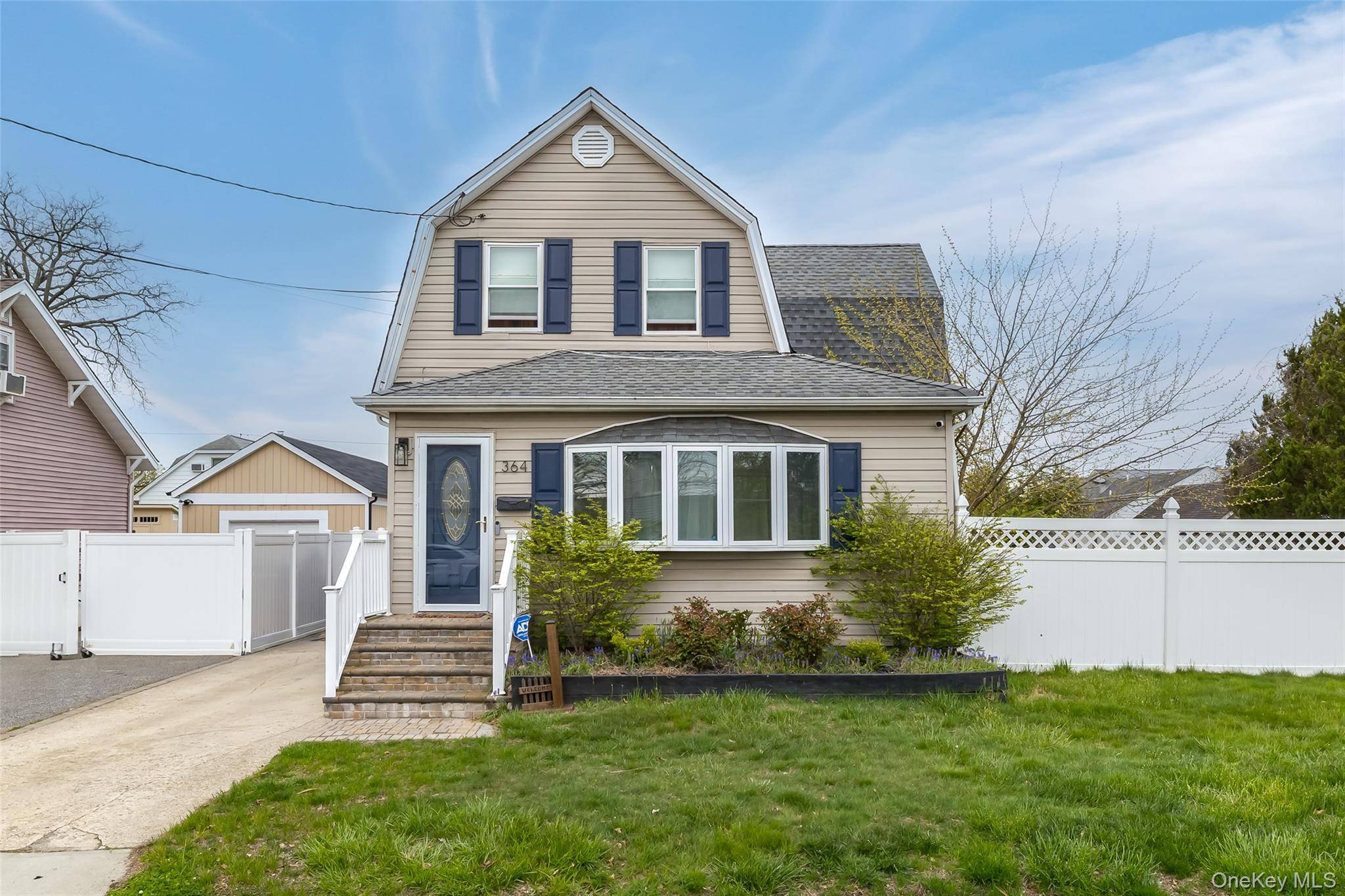 Casa de 3 Dormitorios en Venta en Lindenhurst - Nueva York - EE. UU. - 1