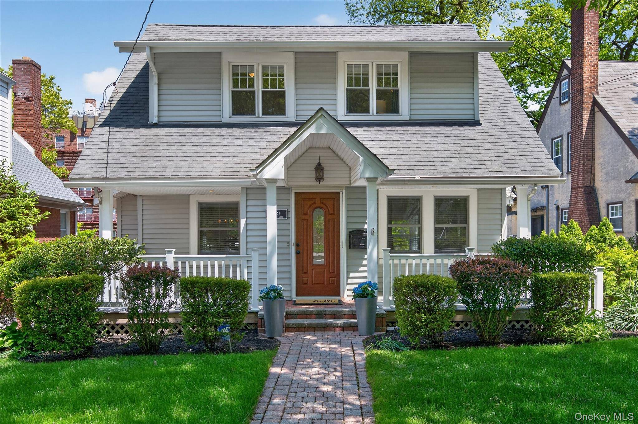 Casa de 3 Dormitorios en Venta en Little Neck - Nueva York - EE. UU. - 1