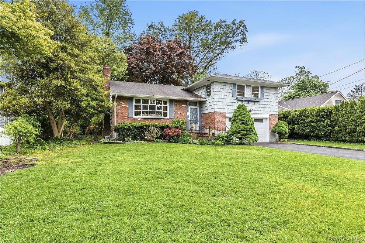 3 Bedroom Home for Sale in Locust Valley - New York - USA - 2