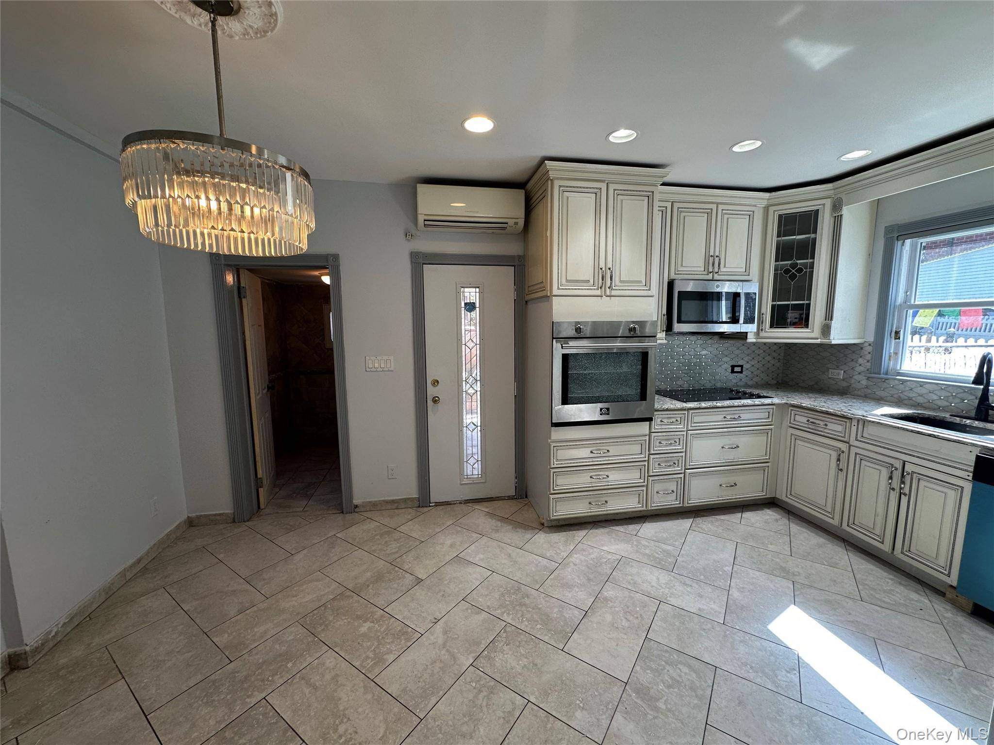 3 Bedroom Home for Sale in Maspeth - New York - USA - 6