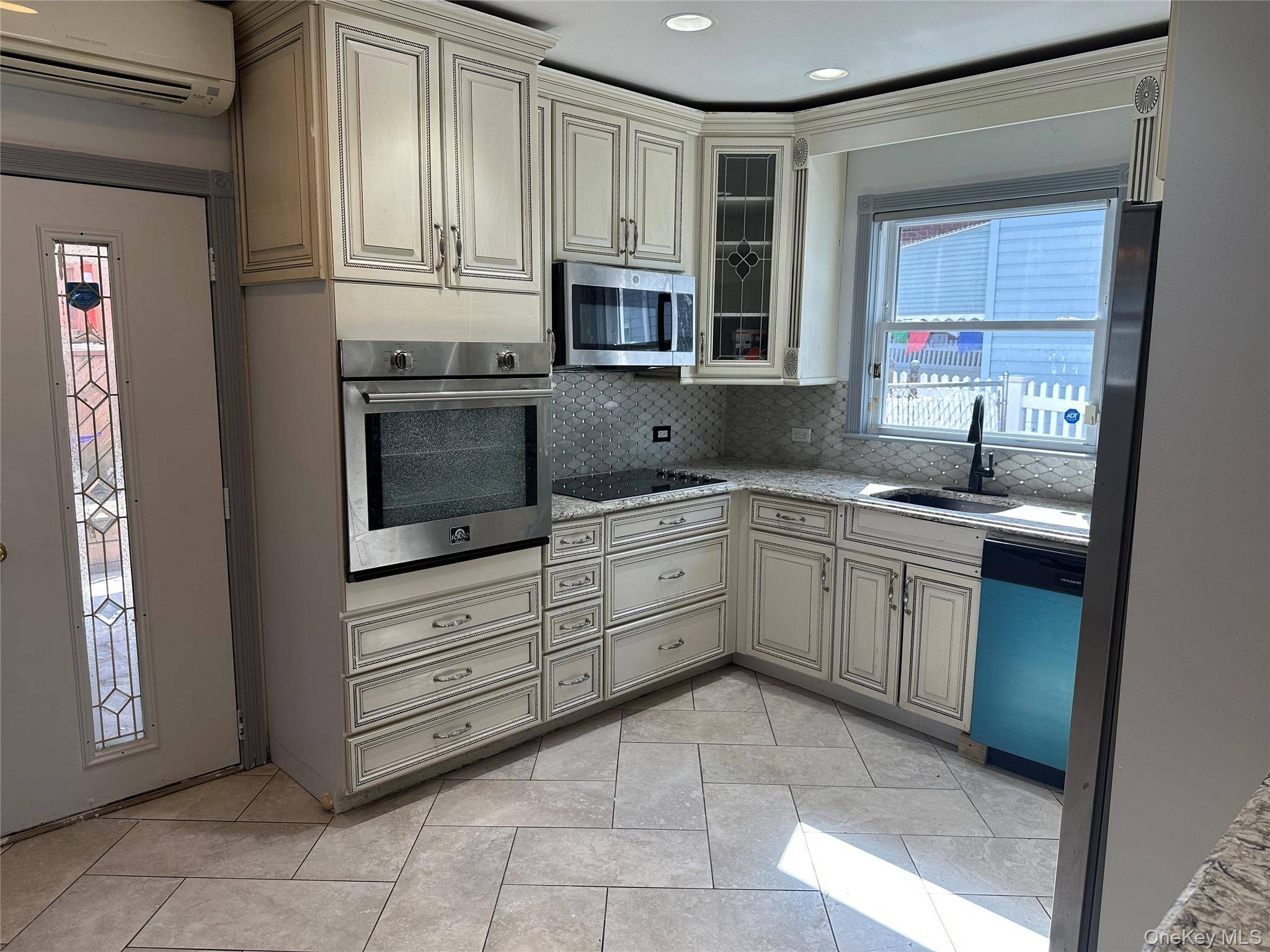 3 Bedroom Home for Sale in Maspeth - New York - USA - 7
