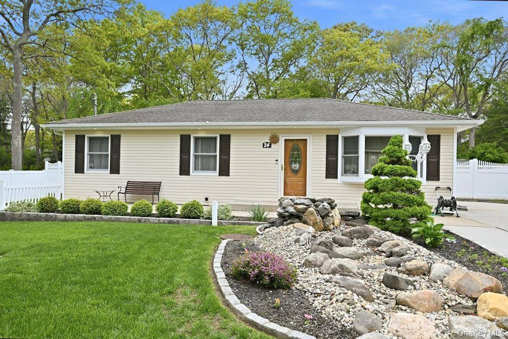 Casa com 3 Quartos à Venda em Medford - Nova Iorque - EUA - 1