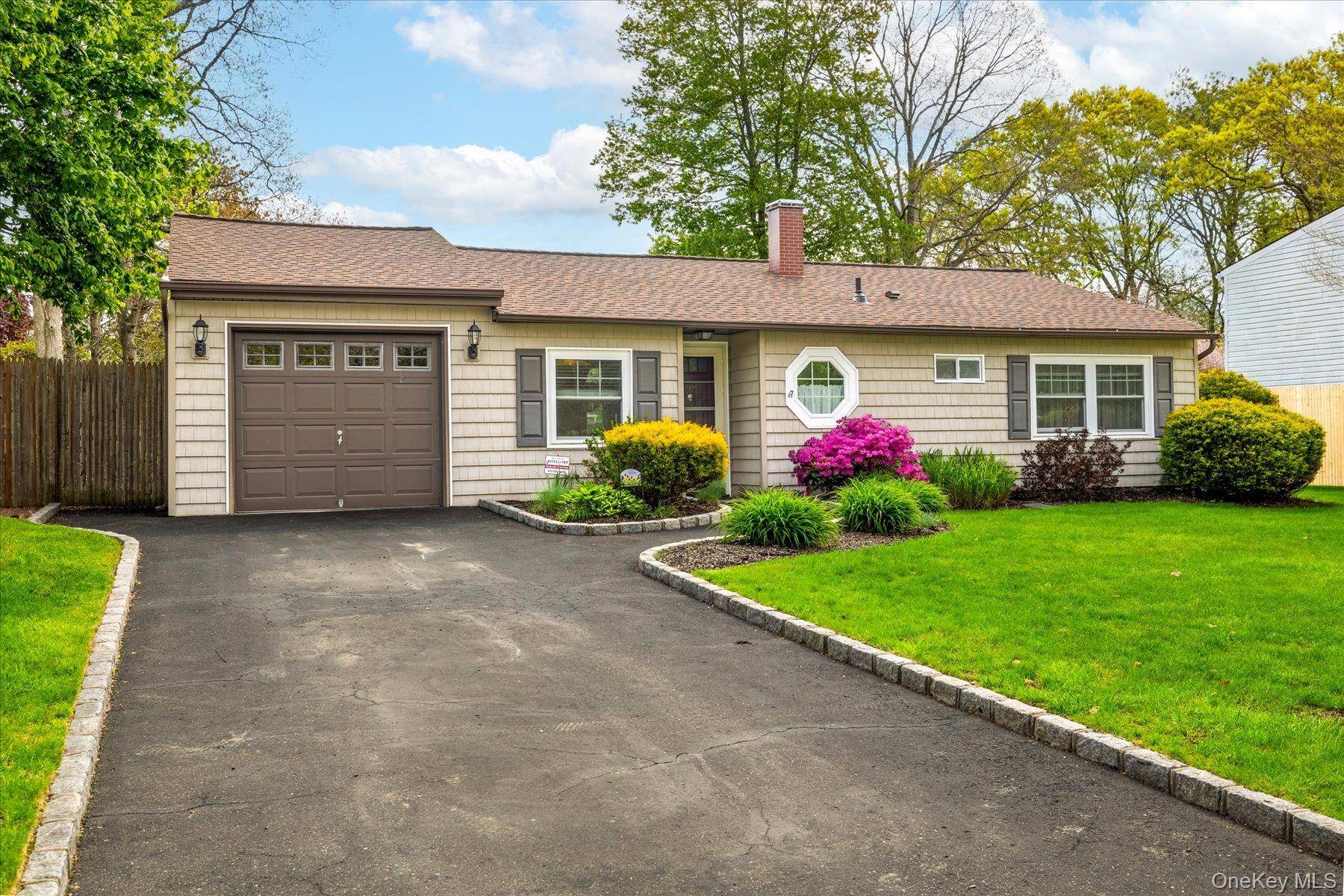Casa com 3 Quartos à Venda em Medford - Nova Iorque - EUA - 1