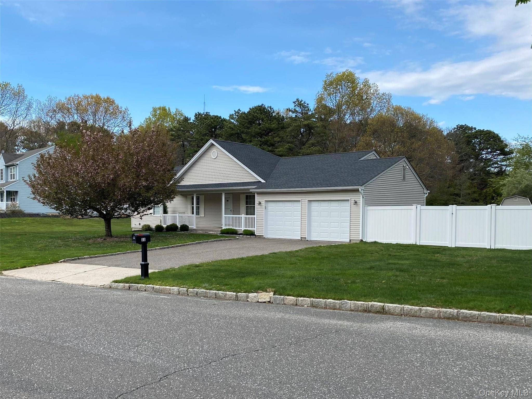 3 Bedroom Home for Sale in Middle Island - New York - USA - 2