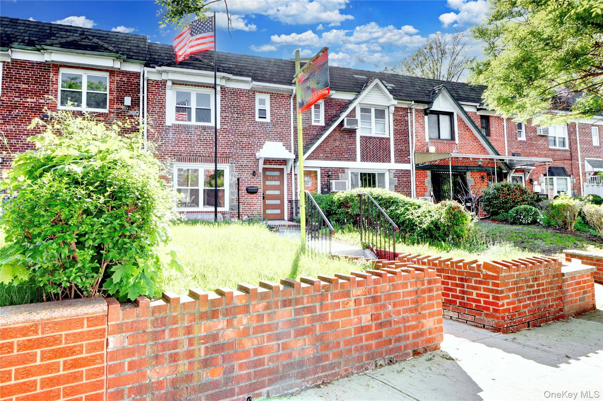 3 Bedroom Home for Sale in Middle Village - New York - USA - 2