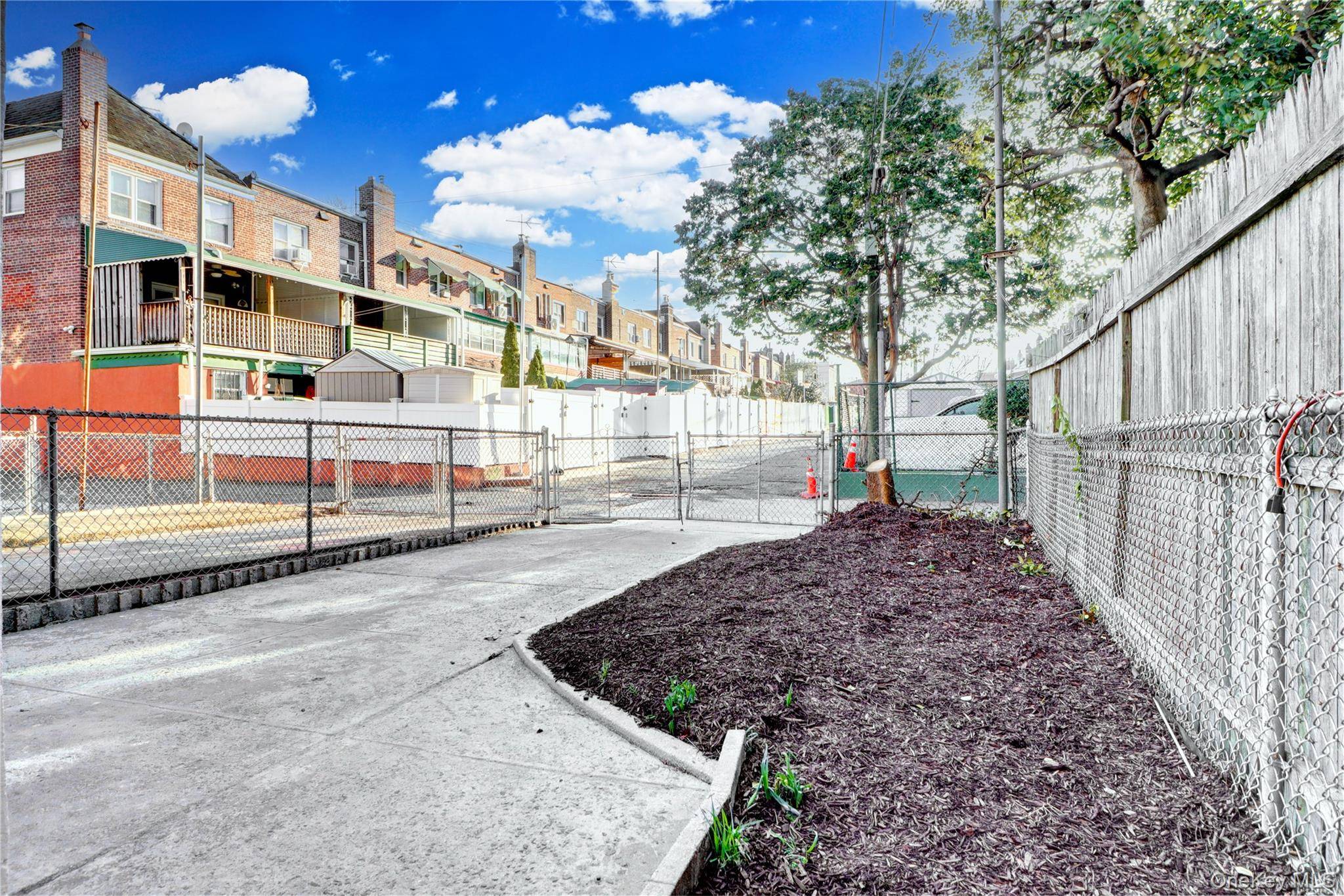 3 Bedroom Home for Sale in Middle Village - New York - USA - 4