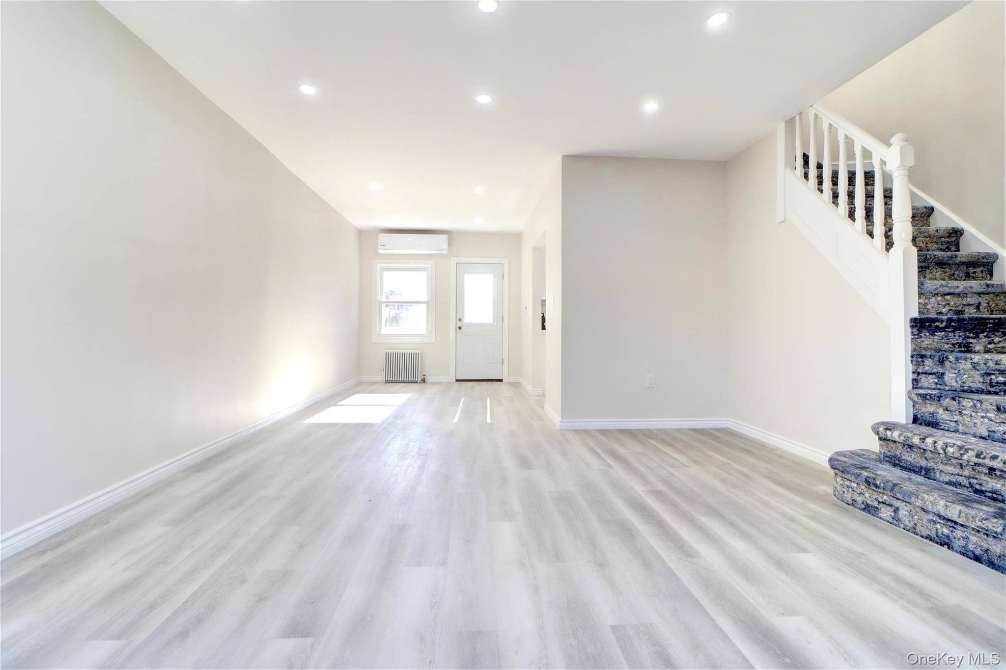 3 Bedroom Home for Sale in Middle Village - New York - USA - 7