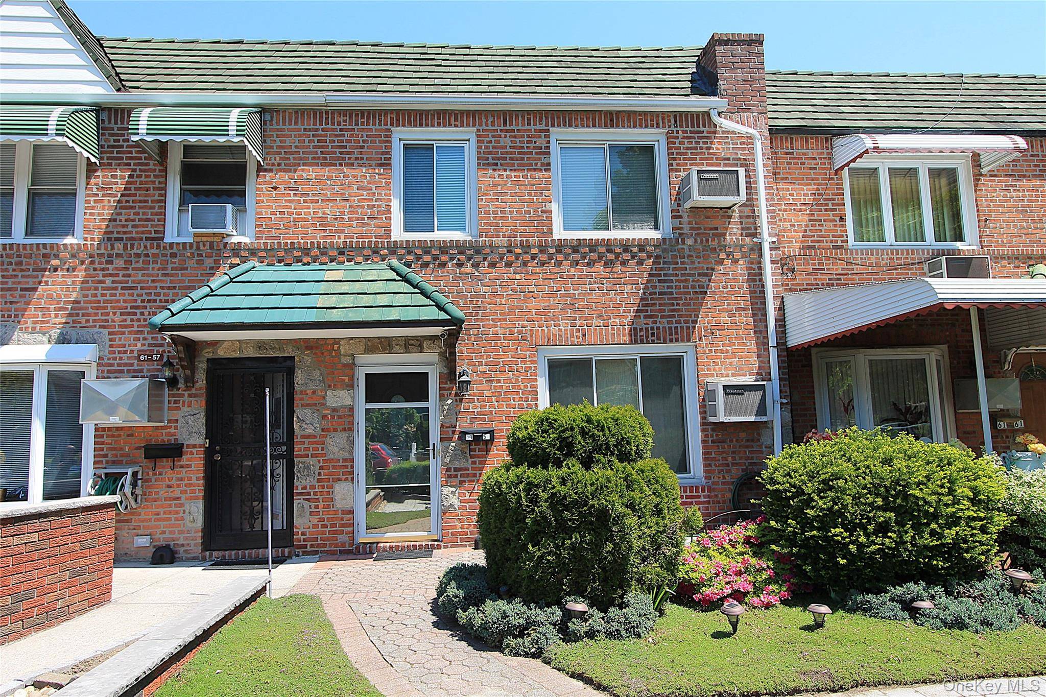 Casa de 3 Dormitorios en Venta en Middle Village - Nueva York - EE. UU. - 1