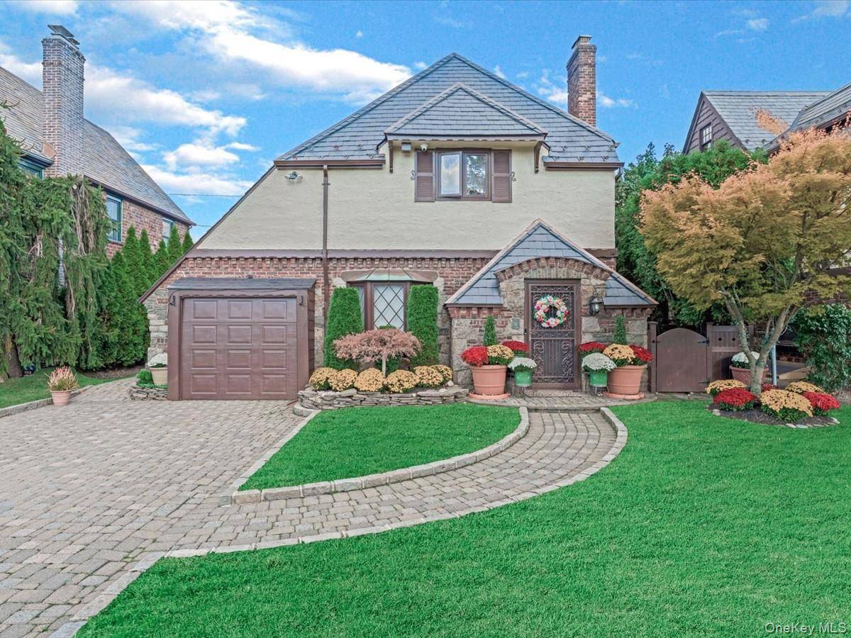 3 Bedroom Home for Sale in Mineola - New York - USA - 1