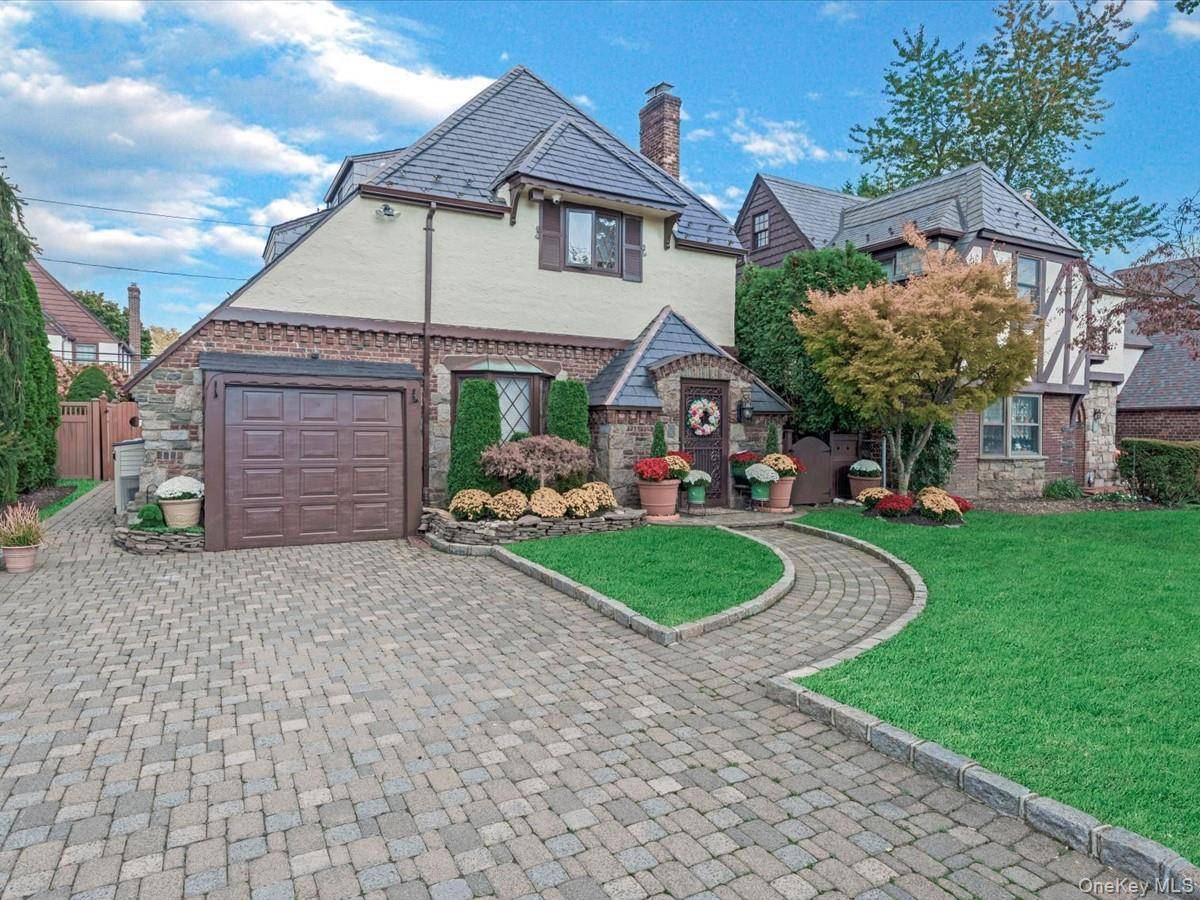 3 Bedroom Home for Sale in Mineola - New York - USA - 2