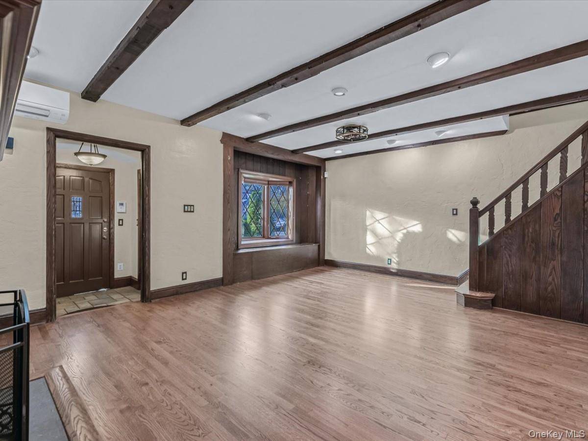 3 Bedroom Home for Sale in Mineola - New York - USA - 6