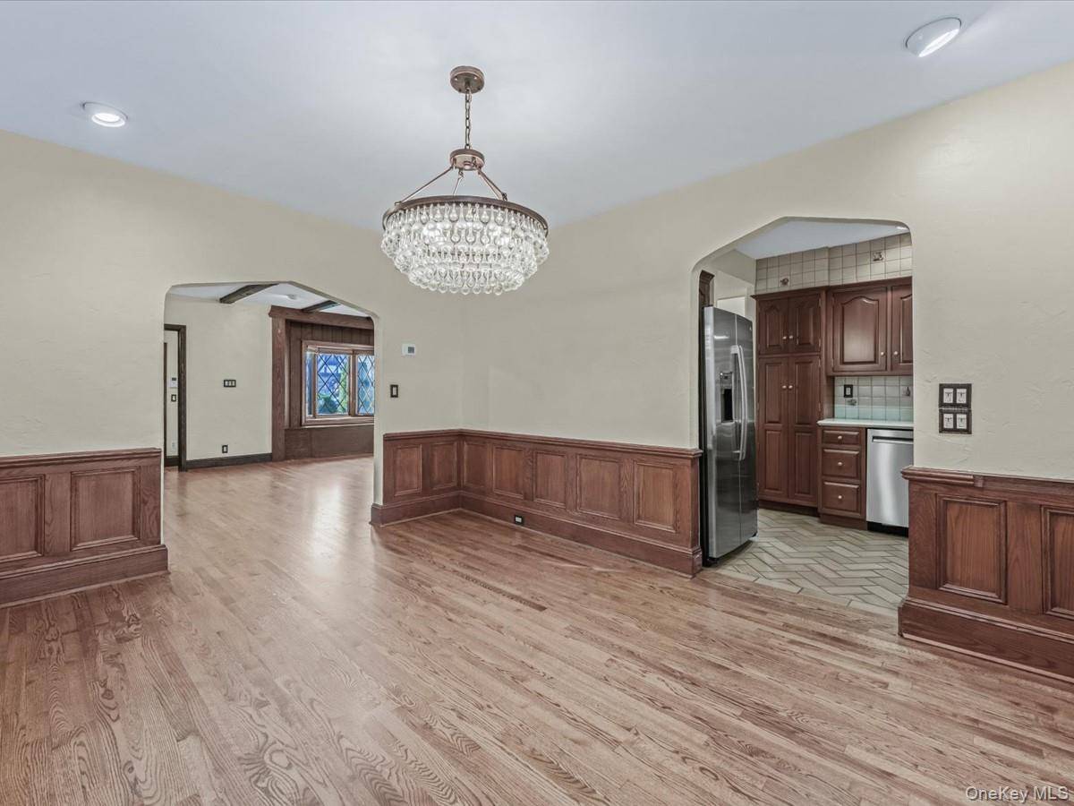 3 Bedroom Home for Sale in Mineola - New York - USA - 8