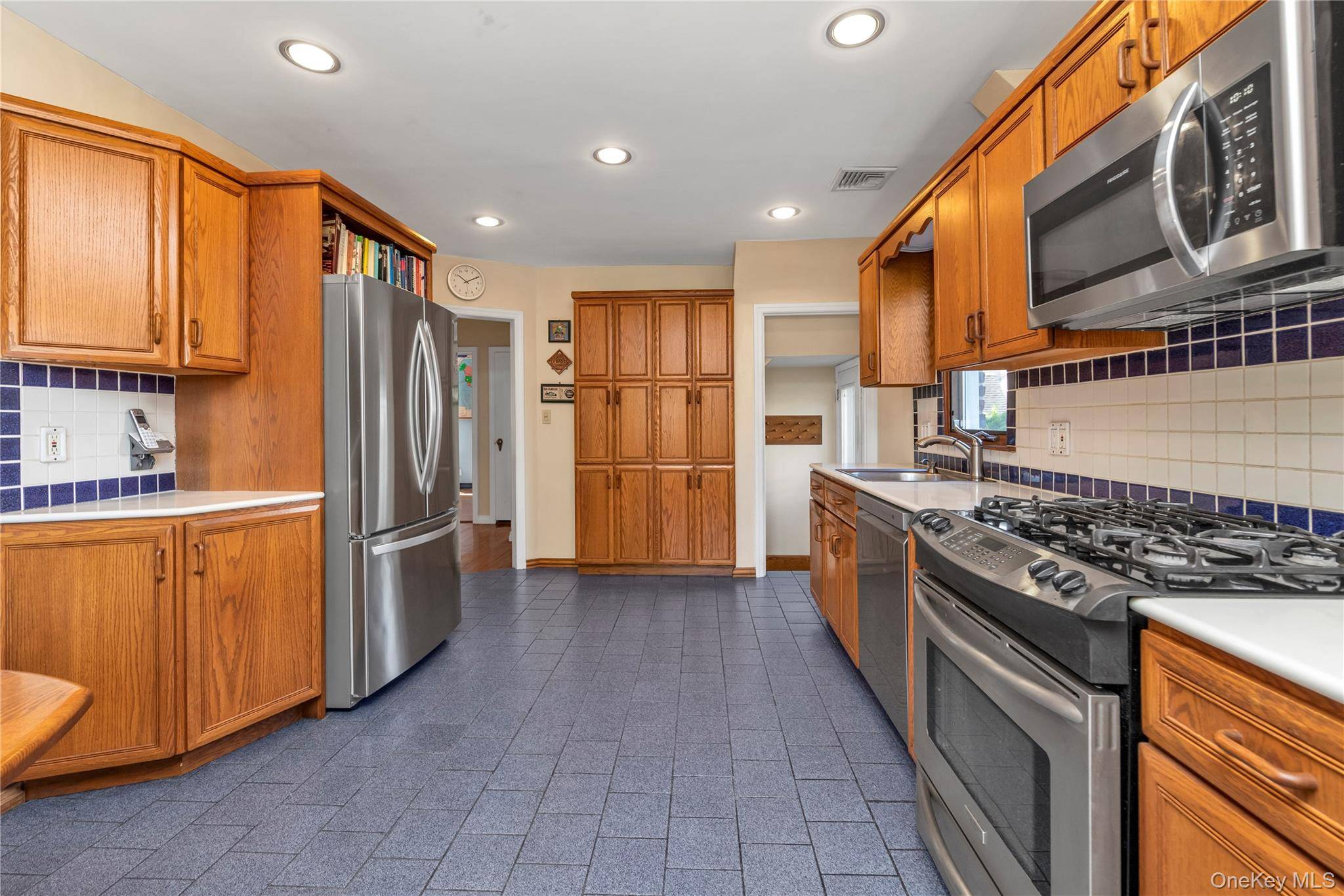 3 Bedroom Home for Sale in New Hyde Park - New York - USA - 4