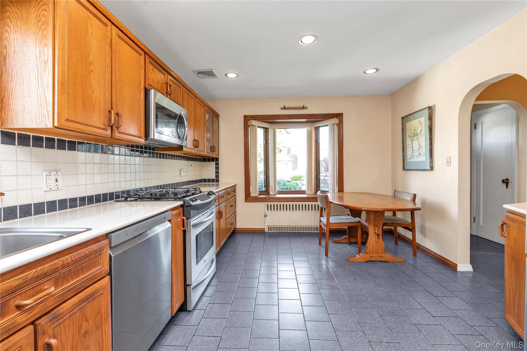 3 Bedroom Home for Sale in New Hyde Park - New York - USA - 5