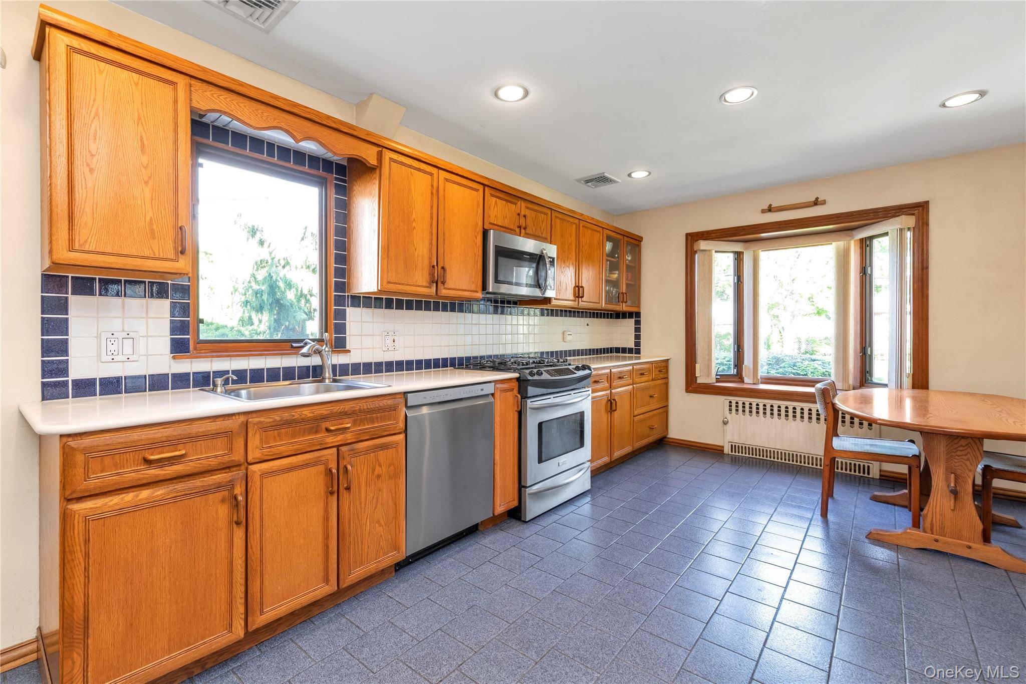 3 Bedroom Home for Sale in New Hyde Park - New York - USA - 6